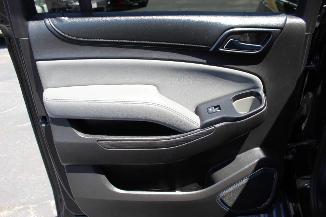 2018 Black Chevrolet Suburban LT 4WD (1GNSKHKC5JR) with an 5.3L V8 OHV 16V engine, 6A transmission, located at 4301 NW 39th , Oklahoma City, OK, 73112, (405) 949-5600, 35.512135, -97.598671 - NO DRIVERS LICENCE -NO FULL COVERAGE INSURANCE - NO CREDIT CHECK. COME ON OVER TO SUPERSPORTS, TAKE A LOOK AND TEST DRIVE. PLEASE GIVE US A CALL AT (405) 949-5600. NO LICENCIA DE CONDUCIR - NO SEGURO DE COBERTURA TOTAL - NO VERIFICACION DE CREDITO. VISITENOS EN SUPERSPORTS, MIRE NUESTRO - Photo#17