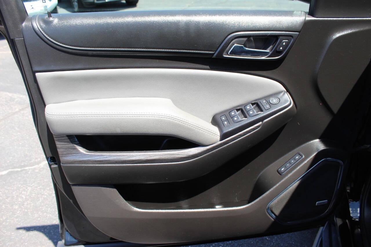 2018 Black Chevrolet Suburban LT 4WD (1GNSKHKC5JR) with an 5.3L V8 OHV 16V engine, 6A transmission, located at 4301 NW 39th , Oklahoma City, OK, 73112, (405) 949-5600, 35.512135, -97.598671 - NO DRIVERS LICENCE -NO FULL COVERAGE INSURANCE - NO CREDIT CHECK. COME ON OVER TO SUPERSPORTS, TAKE A LOOK AND TEST DRIVE. PLEASE GIVE US A CALL AT (405) 949-5600. NO LICENCIA DE CONDUCIR - NO SEGURO DE COBERTURA TOTAL - NO VERIFICACION DE CREDITO. VISITENOS EN SUPERSPORTS, MIRE NUESTRO - Photo#19