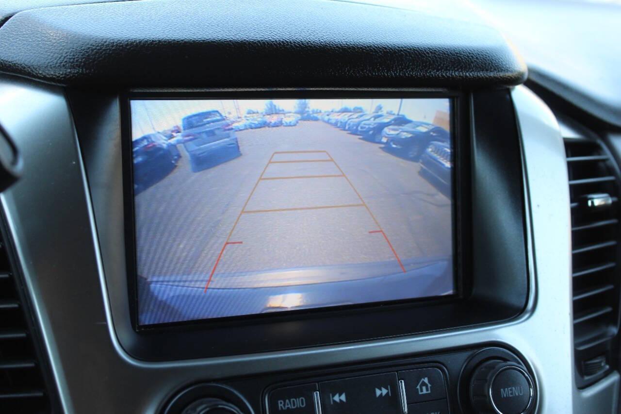 2018 Black Chevrolet Suburban LT 4WD (1GNSKHKC5JR) with an 5.3L V8 OHV 16V engine, 6A transmission, located at 4301 NW 39th , Oklahoma City, OK, 73112, (405) 949-5600, 35.512135, -97.598671 - NO DRIVERS LICENCE -NO FULL COVERAGE INSURANCE - NO CREDIT CHECK. COME ON OVER TO SUPERSPORTS, TAKE A LOOK AND TEST DRIVE. PLEASE GIVE US A CALL AT (405) 949-5600. NO LICENCIA DE CONDUCIR - NO SEGURO DE COBERTURA TOTAL - NO VERIFICACION DE CREDITO. VISITENOS EN SUPERSPORTS, MIRE NUESTRO - Photo#22