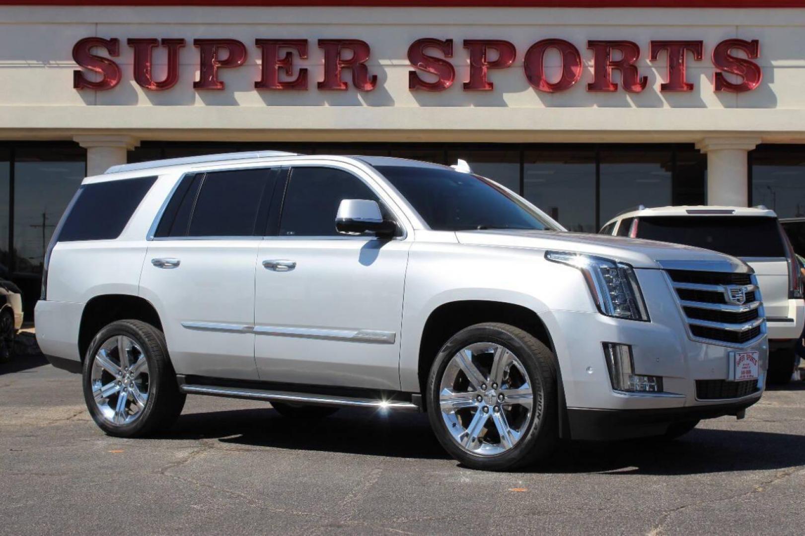 2017 Silver Cadillac Escalade Luxury 4WD (1GYS4BKJ4HR) with an 6.2L V8 OHV 16V FFV engine, 8A transmission, located at 4301 NW 39th , Oklahoma City, OK, 73112, (405) 949-5600, 35.512135, -97.598671 - NO DRIVERS LICENCE -NO FULL COVERAGE INSURANCE - NO CREDIT CHECK. COME ON OVER TO SUPERSPORTS, TAKE A LOOK AND TEST DRIVE. PLEASE GIVE US A CALL AT (405) 949-5600. NO LICENCIA DE CONDUCIR - NO SEGURO DE COBERTURA TOTAL - NO VERIFICACION DE CREDITO. VISITENOS EN SUPERSPORTS, MIRE NUESTRO - Photo#0