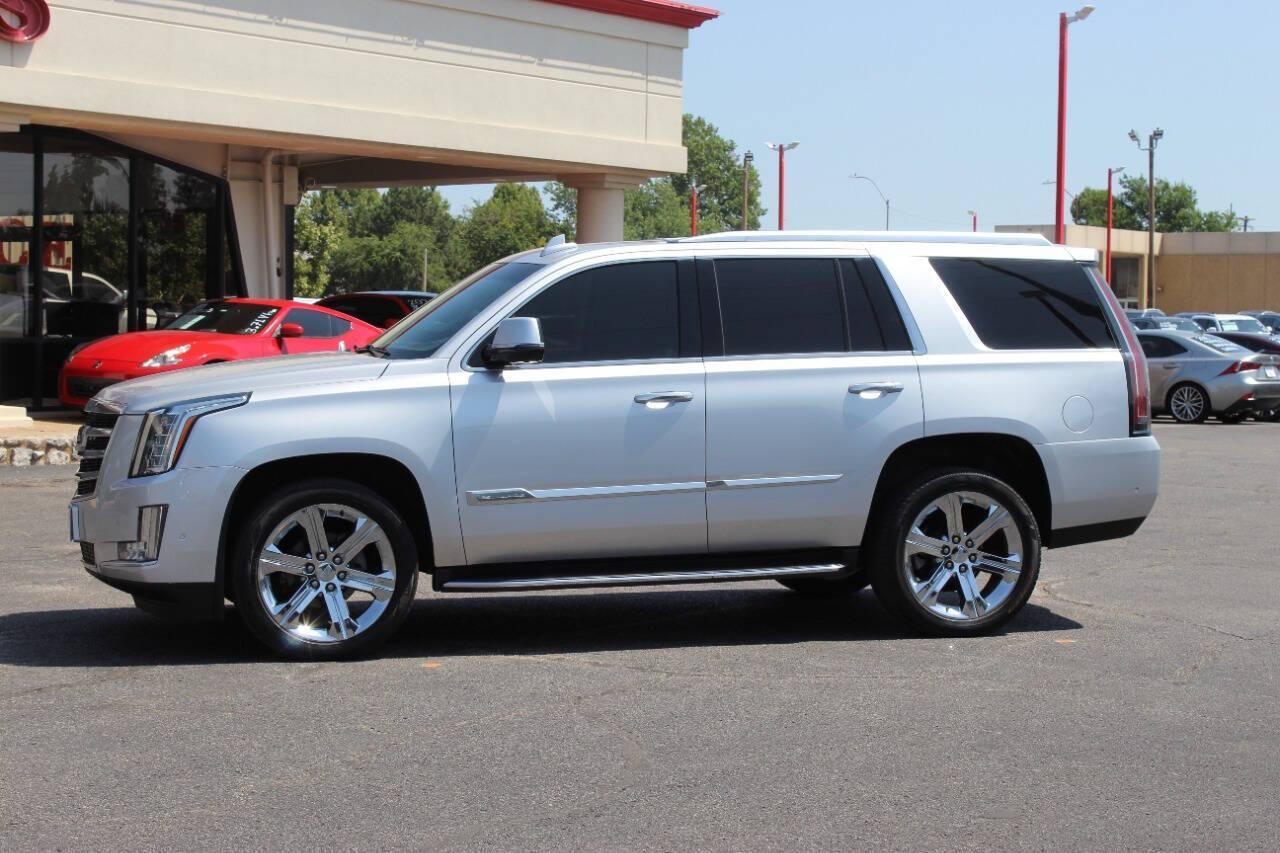 2017 Silver Cadillac Escalade Luxury 4WD (1GYS4BKJ4HR) with an 6.2L V8 6.2L V8 engine, Automatic 8-Speed transmission, located at 4301 NW 39th , Oklahoma City, OK, 73112, (405) 949-5600, 35.512135, -97.598671 - NO DRIVERS LICENCE -NO FULL COVERAGE INSURANCE - NO CREDIT CHECK. COME ON OVER TO SUPERSPORTS, TAKE A LOOK AND TEST DRIVE. PLEASE GIVE US A CALL AT (405) 949-5600. NO LICENCIA DE CONDUCIR - NO SEGURO DE COBERTURA TOTAL - NO VERIFICACION DE CREDITO. VISITENOS EN SUPERSPORTS, MIRE NUESTRO - Photo#5