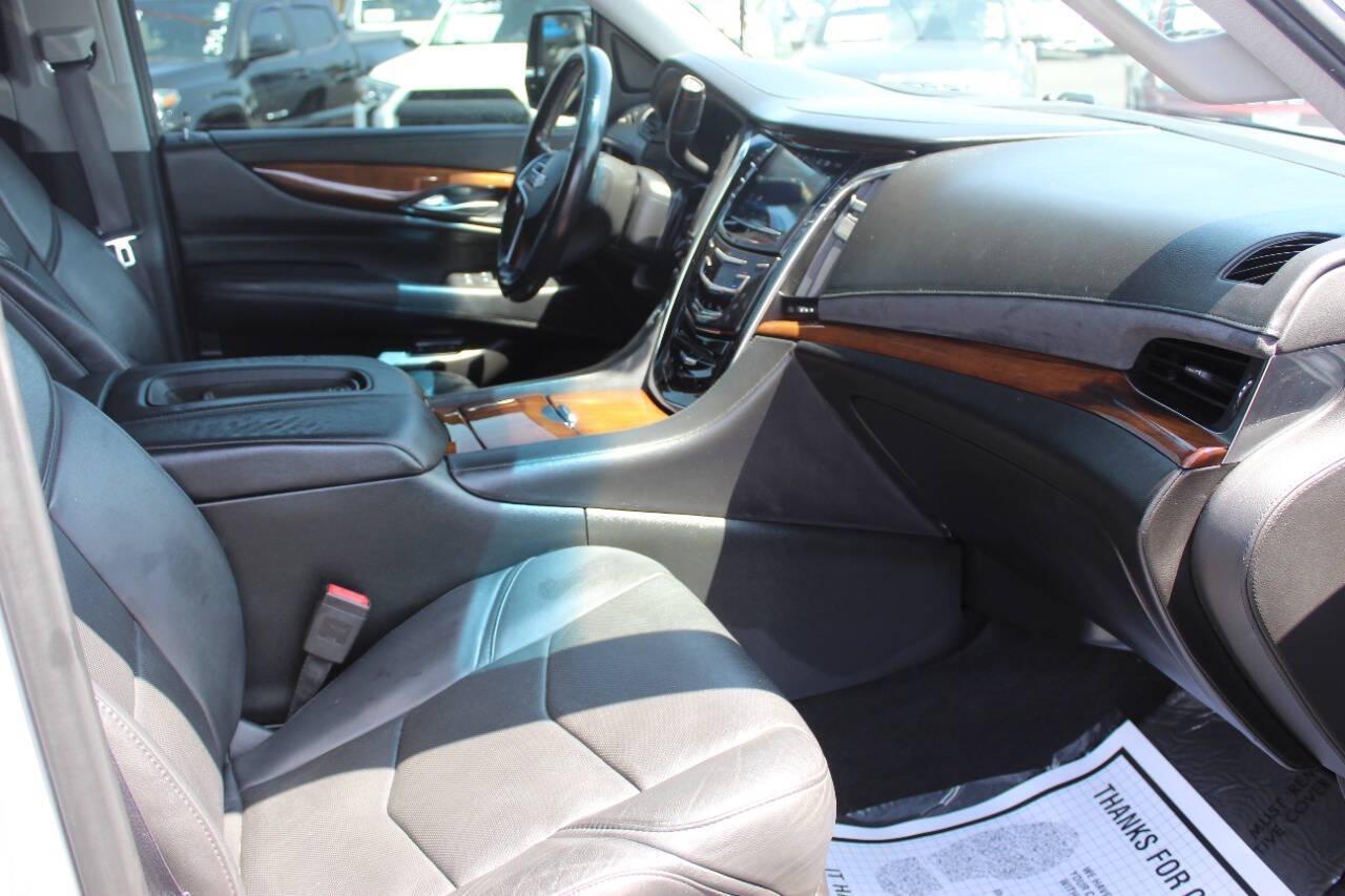 2017 Silver Cadillac Escalade Luxury 4WD (1GYS4BKJ4HR) with an 6.2L V8 6.2L V8 engine, Automatic 8-Speed transmission, located at 4301 NW 39th , Oklahoma City, OK, 73112, (405) 949-5600, 35.512135, -97.598671 - NO DRIVERS LICENCE -NO FULL COVERAGE INSURANCE - NO CREDIT CHECK. COME ON OVER TO SUPERSPORTS, TAKE A LOOK AND TEST DRIVE. PLEASE GIVE US A CALL AT (405) 949-5600. NO LICENCIA DE CONDUCIR - NO SEGURO DE COBERTURA TOTAL - NO VERIFICACION DE CREDITO. VISITENOS EN SUPERSPORTS, MIRE NUESTRO - Photo#8