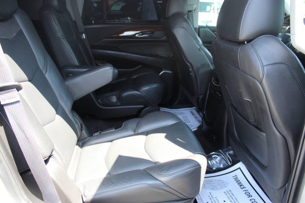 2017 Silver Cadillac Escalade Luxury 4WD (1GYS4BKJ4HR) with an 6.2L V8 6.2L V8 engine, Automatic 8-Speed transmission, located at 4301 NW 39th , Oklahoma City, OK, 73112, (405) 949-5600, 35.512135, -97.598671 - NO DRIVERS LICENCE -NO FULL COVERAGE INSURANCE - NO CREDIT CHECK. COME ON OVER TO SUPERSPORTS, TAKE A LOOK AND TEST DRIVE. PLEASE GIVE US A CALL AT (405) 949-5600. NO LICENCIA DE CONDUCIR - NO SEGURO DE COBERTURA TOTAL - NO VERIFICACION DE CREDITO. VISITENOS EN SUPERSPORTS, MIRE NUESTRO - Photo#10