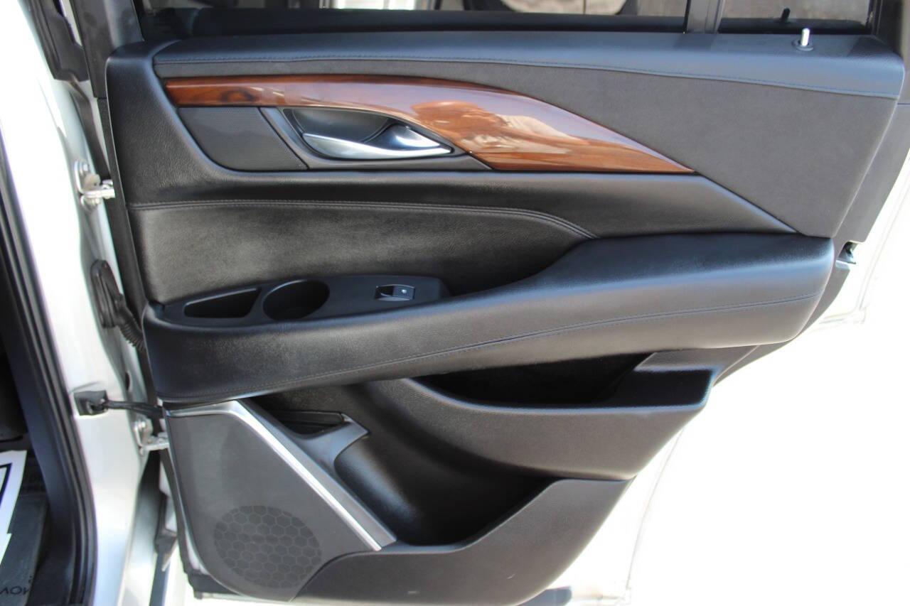 2017 Silver Cadillac Escalade Luxury 4WD (1GYS4BKJ4HR) with an 6.2L V8 6.2L V8 engine, Automatic 8-Speed transmission, located at 4301 NW 39th , Oklahoma City, OK, 73112, (405) 949-5600, 35.512135, -97.598671 - NO DRIVERS LICENCE -NO FULL COVERAGE INSURANCE - NO CREDIT CHECK. COME ON OVER TO SUPERSPORTS, TAKE A LOOK AND TEST DRIVE. PLEASE GIVE US A CALL AT (405) 949-5600. NO LICENCIA DE CONDUCIR - NO SEGURO DE COBERTURA TOTAL - NO VERIFICACION DE CREDITO. VISITENOS EN SUPERSPORTS, MIRE NUESTRO - Photo#11