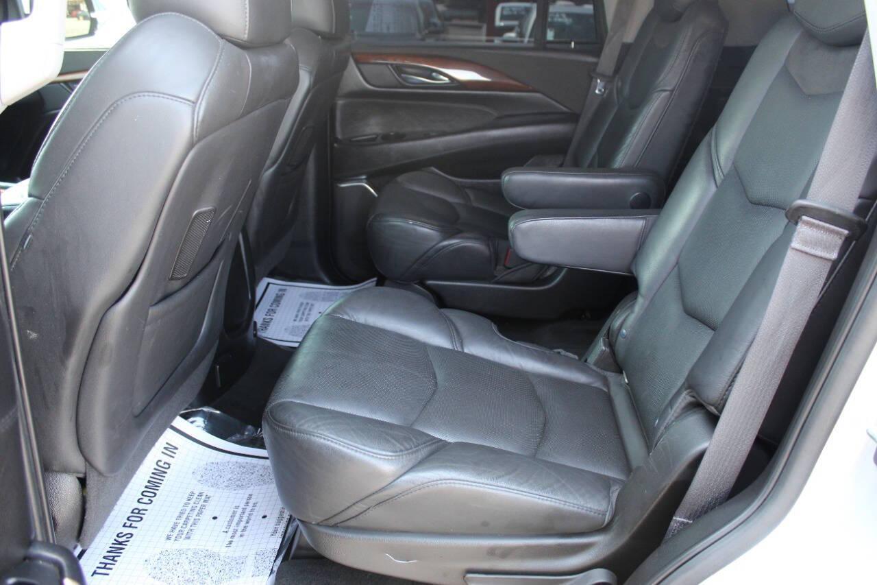 2017 Silver Cadillac Escalade Luxury 4WD (1GYS4BKJ4HR) with an 6.2L V8 6.2L V8 engine, Automatic 8-Speed transmission, located at 4301 NW 39th , Oklahoma City, OK, 73112, (405) 949-5600, 35.512135, -97.598671 - NO DRIVERS LICENCE -NO FULL COVERAGE INSURANCE - NO CREDIT CHECK. COME ON OVER TO SUPERSPORTS, TAKE A LOOK AND TEST DRIVE. PLEASE GIVE US A CALL AT (405) 949-5600. NO LICENCIA DE CONDUCIR - NO SEGURO DE COBERTURA TOTAL - NO VERIFICACION DE CREDITO. VISITENOS EN SUPERSPORTS, MIRE NUESTRO - Photo#17