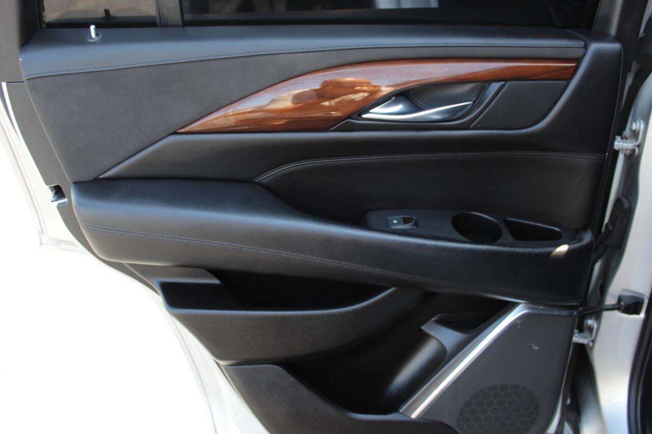 2017 Silver Cadillac Escalade Luxury 4WD (1GYS4BKJ4HR) with an 6.2L V8 6.2L V8 engine, Automatic 8-Speed transmission, located at 4301 NW 39th , Oklahoma City, OK, 73112, (405) 949-5600, 35.512135, -97.598671 - NO DRIVERS LICENCE -NO FULL COVERAGE INSURANCE - NO CREDIT CHECK. COME ON OVER TO SUPERSPORTS, TAKE A LOOK AND TEST DRIVE. PLEASE GIVE US A CALL AT (405) 949-5600. NO LICENCIA DE CONDUCIR - NO SEGURO DE COBERTURA TOTAL - NO VERIFICACION DE CREDITO. VISITENOS EN SUPERSPORTS, MIRE NUESTRO - Photo#18