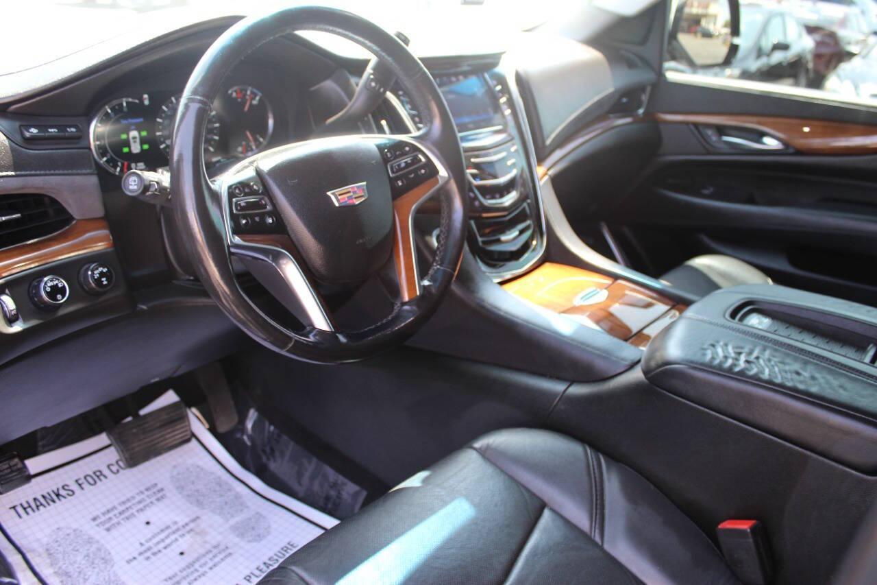2017 Silver Cadillac Escalade Luxury 4WD (1GYS4BKJ4HR) with an 6.2L V8 6.2L V8 engine, Automatic 8-Speed transmission, located at 4301 NW 39th , Oklahoma City, OK, 73112, (405) 949-5600, 35.512135, -97.598671 - NO DRIVERS LICENCE -NO FULL COVERAGE INSURANCE - NO CREDIT CHECK. COME ON OVER TO SUPERSPORTS, TAKE A LOOK AND TEST DRIVE. PLEASE GIVE US A CALL AT (405) 949-5600. NO LICENCIA DE CONDUCIR - NO SEGURO DE COBERTURA TOTAL - NO VERIFICACION DE CREDITO. VISITENOS EN SUPERSPORTS, MIRE NUESTRO - Photo#19