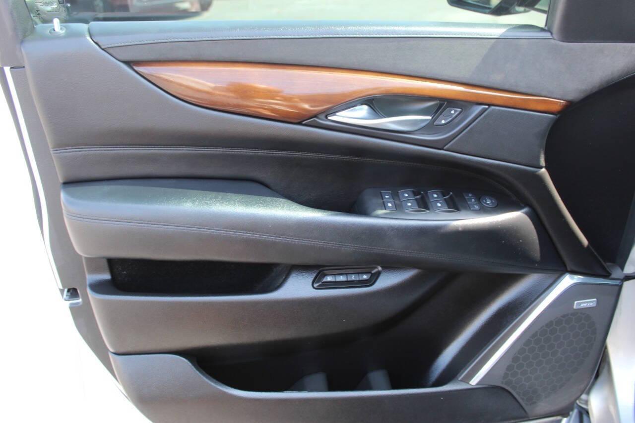 2017 Silver Cadillac Escalade Luxury 4WD (1GYS4BKJ4HR) with an 6.2L V8 6.2L V8 engine, Automatic 8-Speed transmission, located at 4301 NW 39th , Oklahoma City, OK, 73112, (405) 949-5600, 35.512135, -97.598671 - NO DRIVERS LICENCE -NO FULL COVERAGE INSURANCE - NO CREDIT CHECK. COME ON OVER TO SUPERSPORTS, TAKE A LOOK AND TEST DRIVE. PLEASE GIVE US A CALL AT (405) 949-5600. NO LICENCIA DE CONDUCIR - NO SEGURO DE COBERTURA TOTAL - NO VERIFICACION DE CREDITO. VISITENOS EN SUPERSPORTS, MIRE NUESTRO - Photo#20