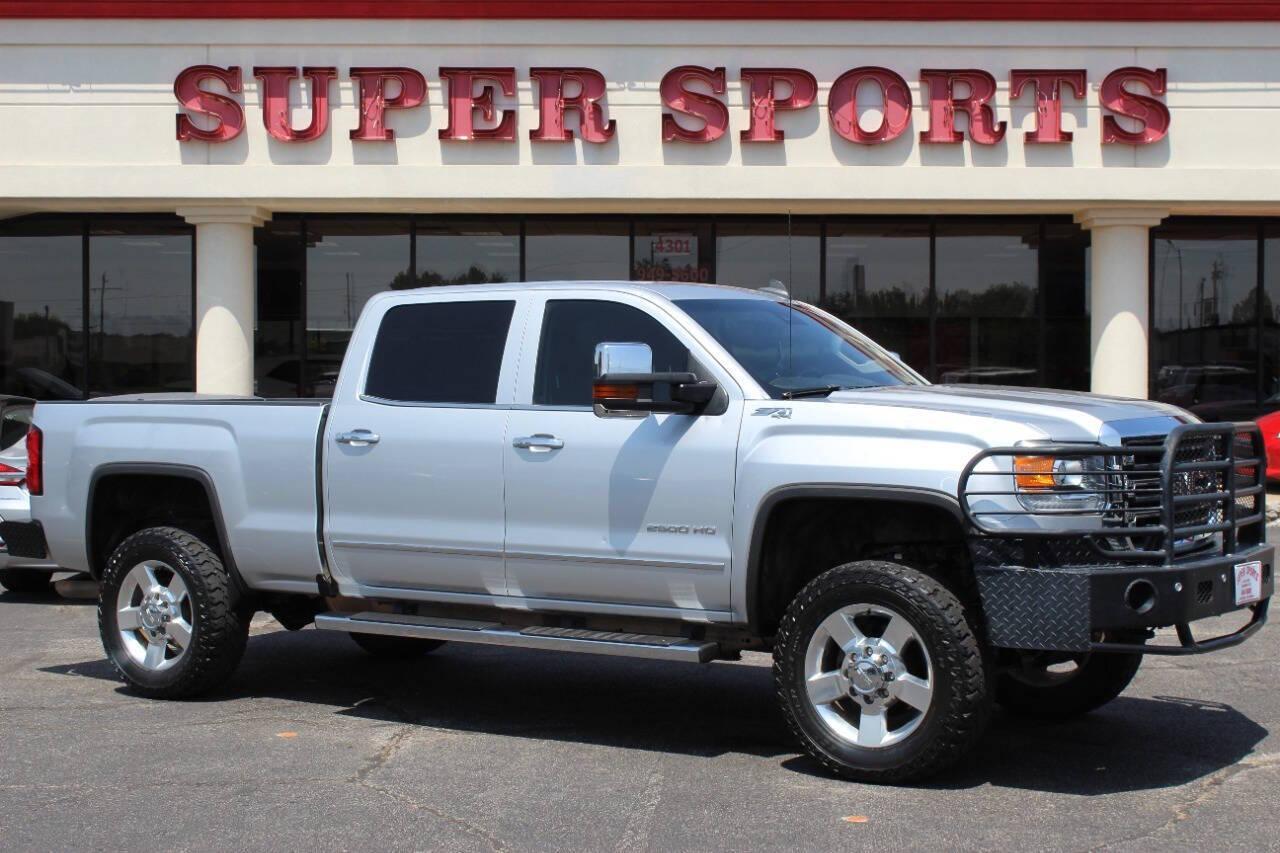 2016 Silver GMC Sierra 3500HD SLT Crew Cab 4WD (1GT12TEG9GF) with an 6.0L V8 OHV 16V FFV engine, 6A transmission, located at 4301 NW 39th , Oklahoma City, OK, 73112, (405) 949-5600, 35.512135, -97.598671 - NO DRIVERS LICENCE -NO FULL COVERAGE INSURANCE - NO CREDIT CHECK. COME ON OVER TO SUPERSPORTS, TAKE A LOOK AND TEST DRIVE. PLEASE GIVE US A CALL AT (405) 949-5600. NO LICENCIA DE CONDUCIR - NO SEGURO DE COBERTURA TOTAL - NO VERIFICACION DE CREDITO. VISITENOS EN SUPERSPORTS, MIRE NUESTRO - Photo#0
