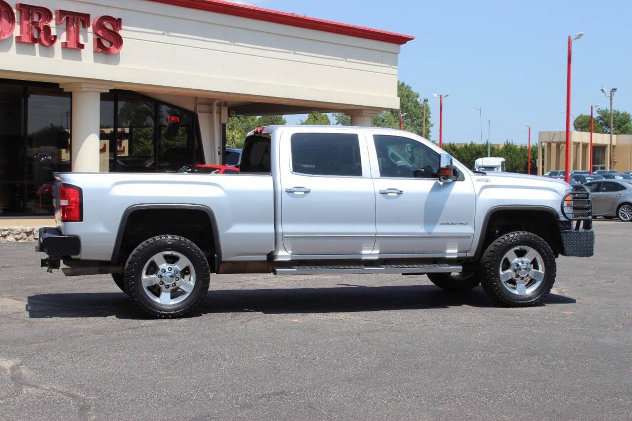 2016 Silver GMC Sierra 3500HD SLT Crew Cab 4WD (1GT12TEG9GF) with an 6.0L V8 OHV 16V FFV engine, 6A transmission, located at 4301 NW 39th , Oklahoma City, OK, 73112, (405) 949-5600, 35.512135, -97.598671 - NO DRIVERS LICENCE -NO FULL COVERAGE INSURANCE - NO CREDIT CHECK. COME ON OVER TO SUPERSPORTS, TAKE A LOOK AND TEST DRIVE. PLEASE GIVE US A CALL AT (405) 949-5600. NO LICENCIA DE CONDUCIR - NO SEGURO DE COBERTURA TOTAL - NO VERIFICACION DE CREDITO. VISITENOS EN SUPERSPORTS, MIRE NUESTRO - Photo#2