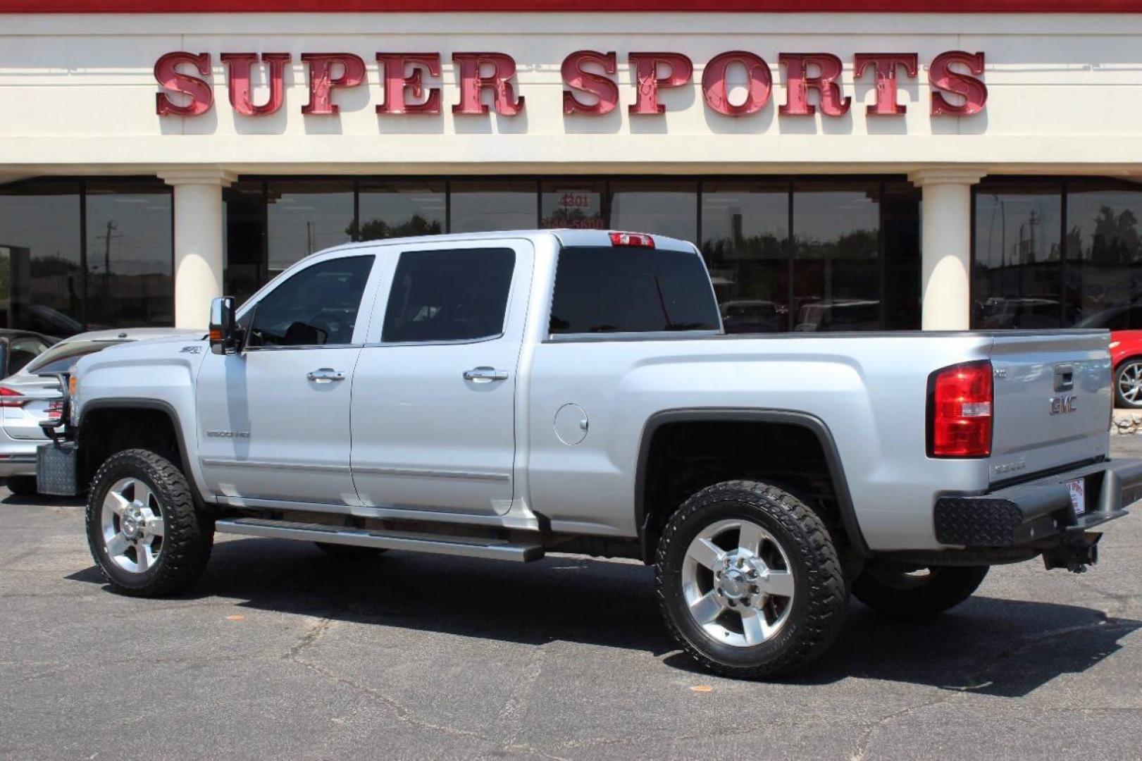 2016 Silver GMC Sierra 3500HD SLT Crew Cab 4WD (1GT12TEG9GF) with an 6.0L V8 OHV 16V FFV engine, 6A transmission, located at 4301 NW 39th , Oklahoma City, OK, 73112, (405) 949-5600, 35.512135, -97.598671 - NO DRIVERS LICENCE -NO FULL COVERAGE INSURANCE - NO CREDIT CHECK. COME ON OVER TO SUPERSPORTS, TAKE A LOOK AND TEST DRIVE. PLEASE GIVE US A CALL AT (405) 949-5600. NO LICENCIA DE CONDUCIR - NO SEGURO DE COBERTURA TOTAL - NO VERIFICACION DE CREDITO. VISITENOS EN SUPERSPORTS, MIRE NUESTRO - Photo#4