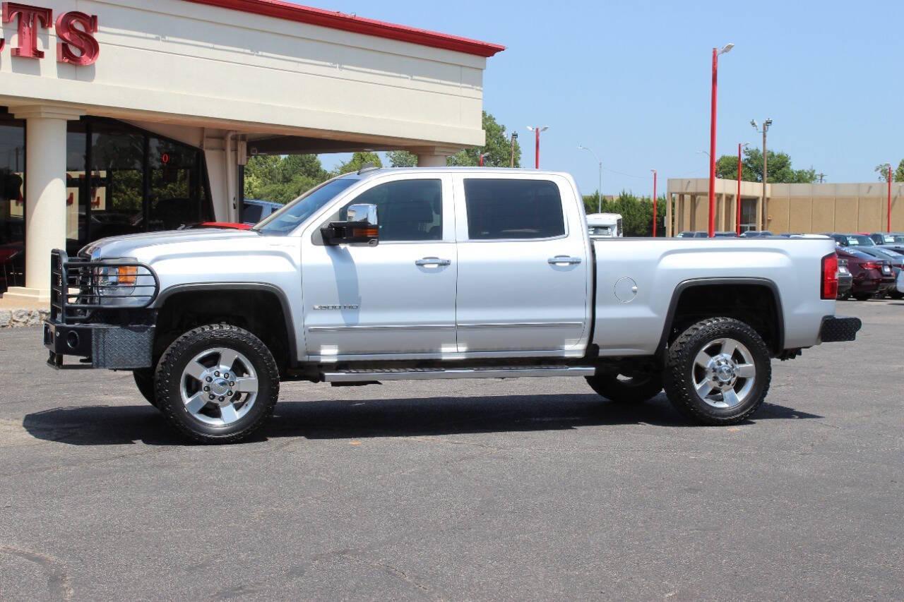 2016 Silver GMC Sierra 3500HD SLT Crew Cab 4WD (1GT12TEG9GF) with an 6.0L V8 OHV 16V FFV engine, 6A transmission, located at 4301 NW 39th , Oklahoma City, OK, 73112, (405) 949-5600, 35.512135, -97.598671 - NO DRIVERS LICENCE -NO FULL COVERAGE INSURANCE - NO CREDIT CHECK. COME ON OVER TO SUPERSPORTS, TAKE A LOOK AND TEST DRIVE. PLEASE GIVE US A CALL AT (405) 949-5600. NO LICENCIA DE CONDUCIR - NO SEGURO DE COBERTURA TOTAL - NO VERIFICACION DE CREDITO. VISITENOS EN SUPERSPORTS, MIRE NUESTRO - Photo#5