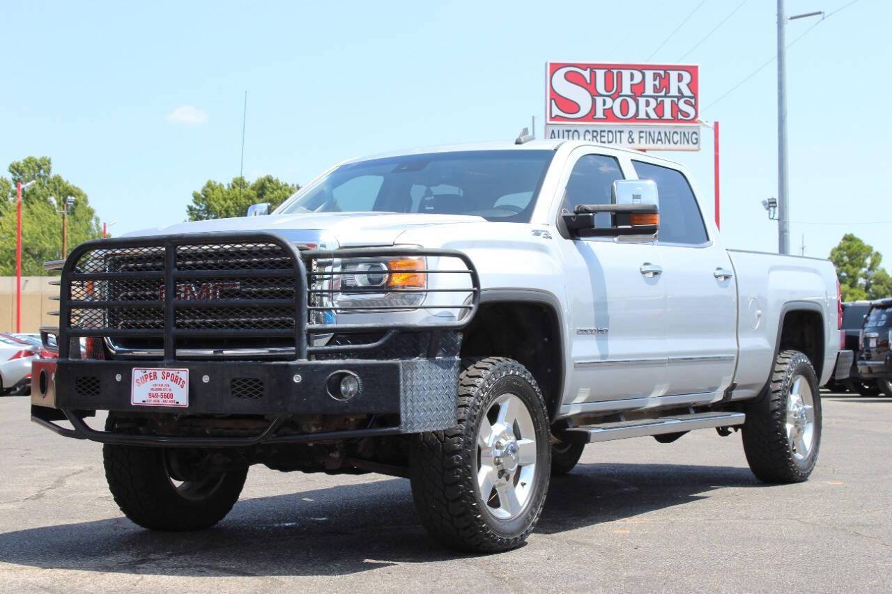 2016 Silver GMC Sierra 3500HD SLT Crew Cab 4WD (1GT12TEG9GF) with an 6.0L V8 OHV 16V FFV engine, 6A transmission, located at 4301 NW 39th , Oklahoma City, OK, 73112, (405) 949-5600, 35.512135, -97.598671 - NO DRIVERS LICENCE -NO FULL COVERAGE INSURANCE - NO CREDIT CHECK. COME ON OVER TO SUPERSPORTS, TAKE A LOOK AND TEST DRIVE. PLEASE GIVE US A CALL AT (405) 949-5600. NO LICENCIA DE CONDUCIR - NO SEGURO DE COBERTURA TOTAL - NO VERIFICACION DE CREDITO. VISITENOS EN SUPERSPORTS, MIRE NUESTRO - Photo#6