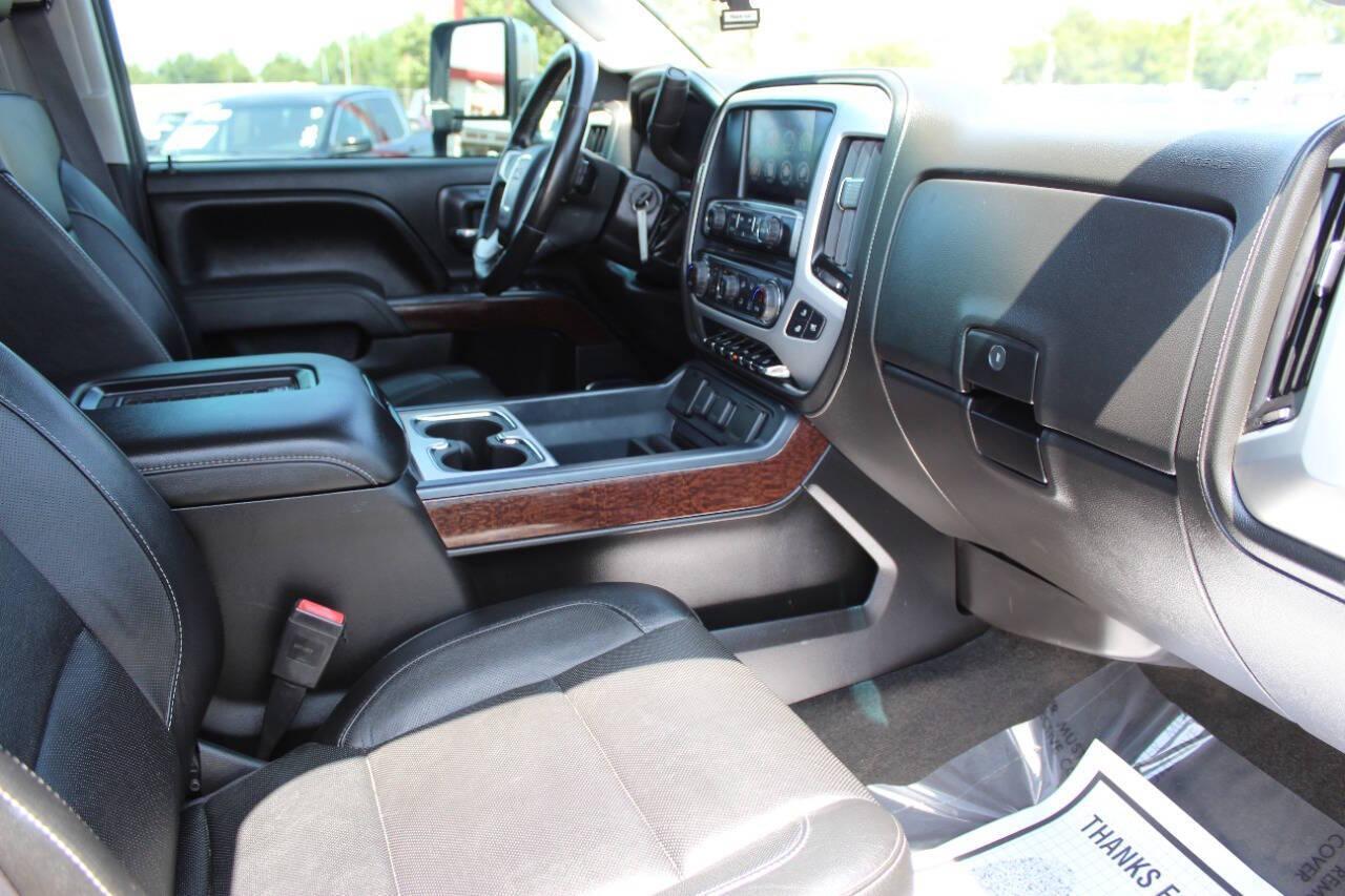 2016 Silver GMC Sierra 3500HD SLT Crew Cab 4WD (1GT12TEG9GF) with an 6.0L V8 OHV 16V FFV engine, 6A transmission, located at 4301 NW 39th , Oklahoma City, OK, 73112, (405) 949-5600, 35.512135, -97.598671 - NO DRIVERS LICENCE -NO FULL COVERAGE INSURANCE - NO CREDIT CHECK. COME ON OVER TO SUPERSPORTS, TAKE A LOOK AND TEST DRIVE. PLEASE GIVE US A CALL AT (405) 949-5600. NO LICENCIA DE CONDUCIR - NO SEGURO DE COBERTURA TOTAL - NO VERIFICACION DE CREDITO. VISITENOS EN SUPERSPORTS, MIRE NUESTRO - Photo#8