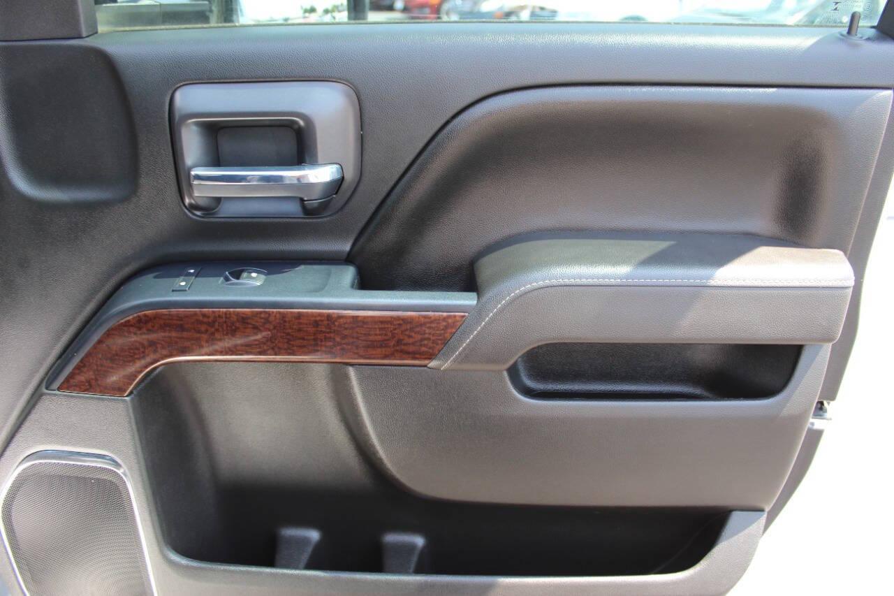 2016 Silver GMC Sierra 3500HD SLT Crew Cab 4WD (1GT12TEG9GF) with an 6.0L V8 OHV 16V FFV engine, 6A transmission, located at 4301 NW 39th , Oklahoma City, OK, 73112, (405) 949-5600, 35.512135, -97.598671 - NO DRIVERS LICENCE -NO FULL COVERAGE INSURANCE - NO CREDIT CHECK. COME ON OVER TO SUPERSPORTS, TAKE A LOOK AND TEST DRIVE. PLEASE GIVE US A CALL AT (405) 949-5600. NO LICENCIA DE CONDUCIR - NO SEGURO DE COBERTURA TOTAL - NO VERIFICACION DE CREDITO. VISITENOS EN SUPERSPORTS, MIRE NUESTRO - Photo#9