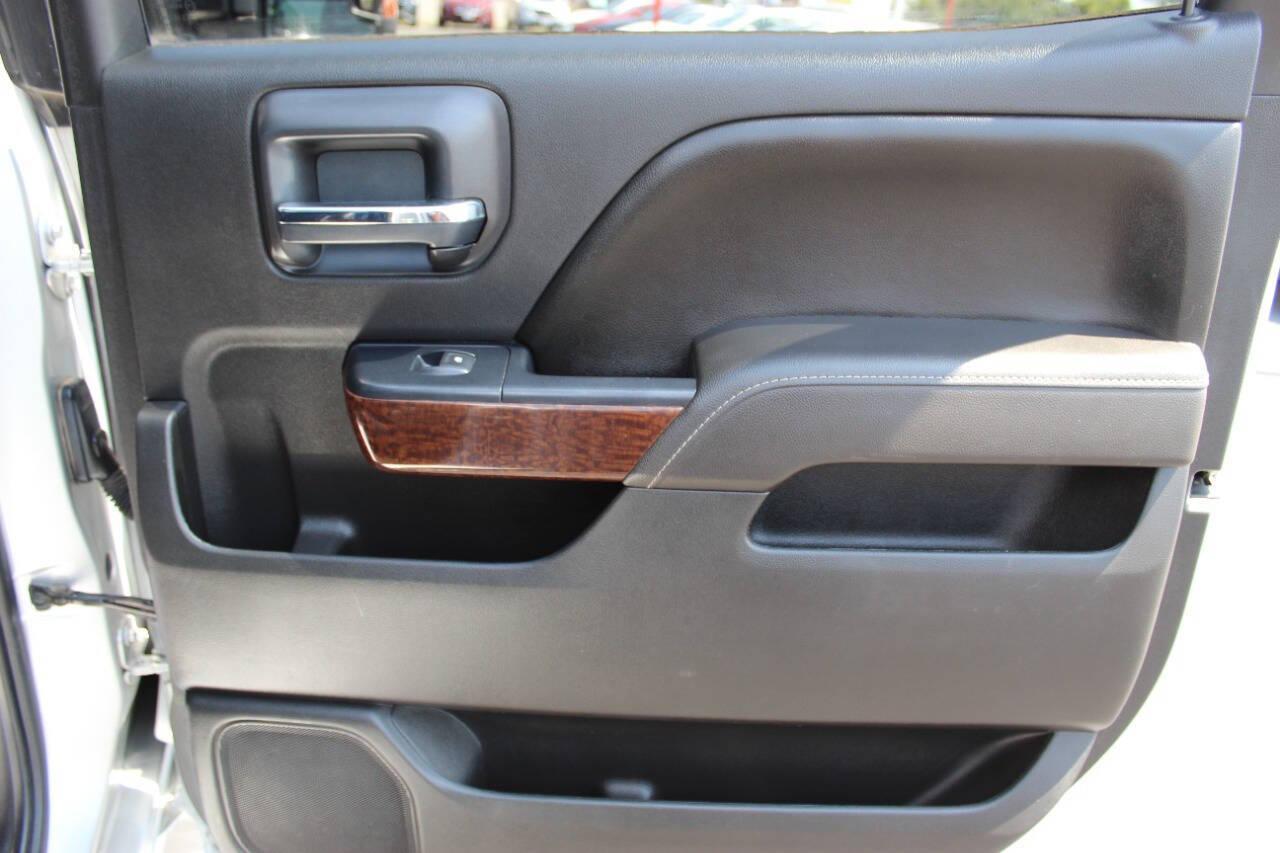 2016 Silver GMC Sierra 3500HD SLT Crew Cab 4WD (1GT12TEG9GF) with an 6.0L V8 OHV 16V FFV engine, 6A transmission, located at 4301 NW 39th , Oklahoma City, OK, 73112, (405) 949-5600, 35.512135, -97.598671 - NO DRIVERS LICENCE -NO FULL COVERAGE INSURANCE - NO CREDIT CHECK. COME ON OVER TO SUPERSPORTS, TAKE A LOOK AND TEST DRIVE. PLEASE GIVE US A CALL AT (405) 949-5600. NO LICENCIA DE CONDUCIR - NO SEGURO DE COBERTURA TOTAL - NO VERIFICACION DE CREDITO. VISITENOS EN SUPERSPORTS, MIRE NUESTRO - Photo#11