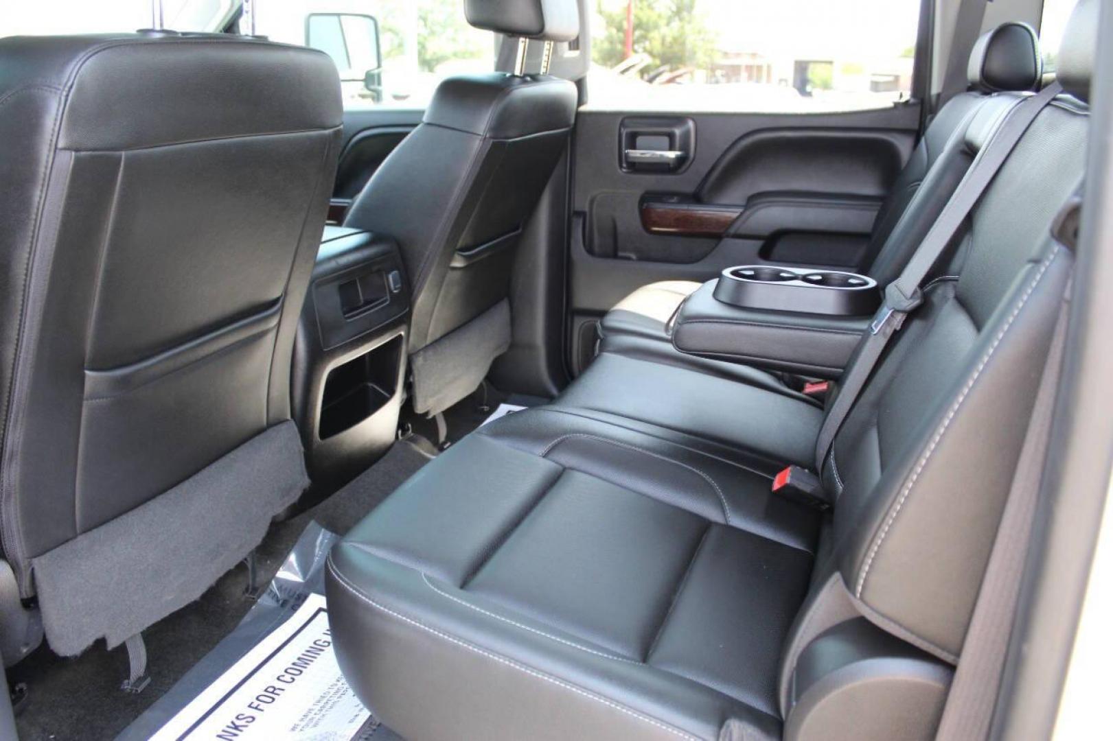 2016 Silver GMC Sierra 3500HD SLT Crew Cab 4WD (1GT12TEG9GF) with an 6.0L V8 OHV 16V FFV engine, 6A transmission, located at 4301 NW 39th , Oklahoma City, OK, 73112, (405) 949-5600, 35.512135, -97.598671 - NO DRIVERS LICENCE -NO FULL COVERAGE INSURANCE - NO CREDIT CHECK. COME ON OVER TO SUPERSPORTS, TAKE A LOOK AND TEST DRIVE. PLEASE GIVE US A CALL AT (405) 949-5600. NO LICENCIA DE CONDUCIR - NO SEGURO DE COBERTURA TOTAL - NO VERIFICACION DE CREDITO. VISITENOS EN SUPERSPORTS, MIRE NUESTRO - Photo#13