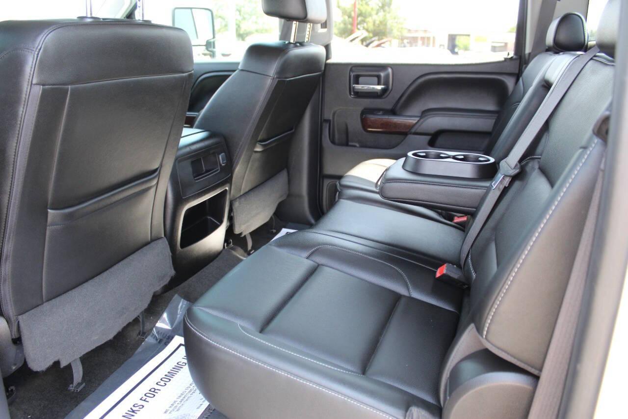 2016 Silver GMC Sierra 3500HD SLT Crew Cab 4WD (1GT12TEG9GF) with an 6.0L V8 OHV 16V FFV engine, 6A transmission, located at 4301 NW 39th , Oklahoma City, OK, 73112, (405) 949-5600, 35.512135, -97.598671 - NO DRIVERS LICENCE -NO FULL COVERAGE INSURANCE - NO CREDIT CHECK. COME ON OVER TO SUPERSPORTS, TAKE A LOOK AND TEST DRIVE. PLEASE GIVE US A CALL AT (405) 949-5600. NO LICENCIA DE CONDUCIR - NO SEGURO DE COBERTURA TOTAL - NO VERIFICACION DE CREDITO. VISITENOS EN SUPERSPORTS, MIRE NUESTRO - Photo#12