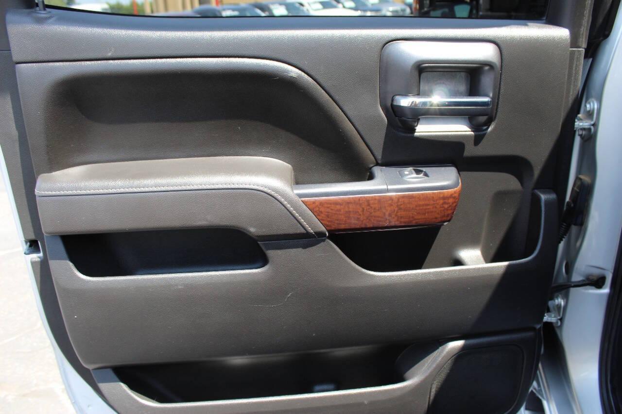 2016 Silver GMC Sierra 3500HD SLT Crew Cab 4WD (1GT12TEG9GF) with an 6.0L V8 OHV 16V FFV engine, 6A transmission, located at 4301 NW 39th , Oklahoma City, OK, 73112, (405) 949-5600, 35.512135, -97.598671 - NO DRIVERS LICENCE -NO FULL COVERAGE INSURANCE - NO CREDIT CHECK. COME ON OVER TO SUPERSPORTS, TAKE A LOOK AND TEST DRIVE. PLEASE GIVE US A CALL AT (405) 949-5600. NO LICENCIA DE CONDUCIR - NO SEGURO DE COBERTURA TOTAL - NO VERIFICACION DE CREDITO. VISITENOS EN SUPERSPORTS, MIRE NUESTRO - Photo#13