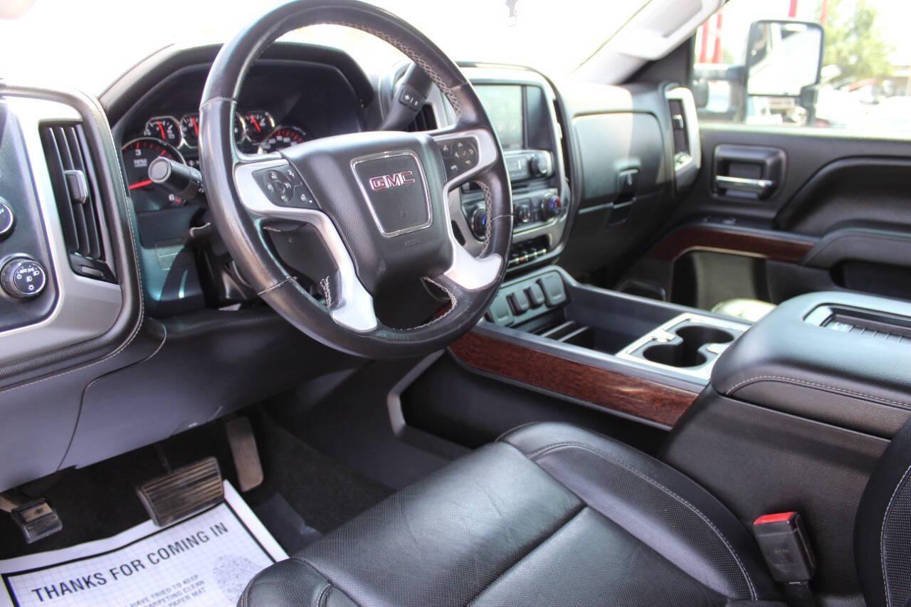 2016 Silver GMC Sierra 3500HD SLT Crew Cab 4WD (1GT12TEG9GF) with an 6.0L V8 OHV 16V FFV engine, 6A transmission, located at 4301 NW 39th , Oklahoma City, OK, 73112, (405) 949-5600, 35.512135, -97.598671 - NO DRIVERS LICENCE -NO FULL COVERAGE INSURANCE - NO CREDIT CHECK. COME ON OVER TO SUPERSPORTS, TAKE A LOOK AND TEST DRIVE. PLEASE GIVE US A CALL AT (405) 949-5600. NO LICENCIA DE CONDUCIR - NO SEGURO DE COBERTURA TOTAL - NO VERIFICACION DE CREDITO. VISITENOS EN SUPERSPORTS, MIRE NUESTRO - Photo#14