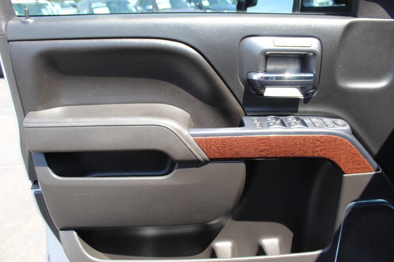 2016 Silver GMC Sierra 3500HD SLT Crew Cab 4WD (1GT12TEG9GF) with an 6.0L V8 OHV 16V FFV engine, 6A transmission, located at 4301 NW 39th , Oklahoma City, OK, 73112, (405) 949-5600, 35.512135, -97.598671 - NO DRIVERS LICENCE -NO FULL COVERAGE INSURANCE - NO CREDIT CHECK. COME ON OVER TO SUPERSPORTS, TAKE A LOOK AND TEST DRIVE. PLEASE GIVE US A CALL AT (405) 949-5600. NO LICENCIA DE CONDUCIR - NO SEGURO DE COBERTURA TOTAL - NO VERIFICACION DE CREDITO. VISITENOS EN SUPERSPORTS, MIRE NUESTRO - Photo#15