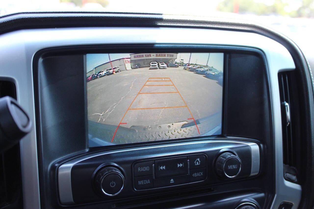 2016 Silver GMC Sierra 3500HD SLT Crew Cab 4WD (1GT12TEG9GF) with an 6.0L V8 OHV 16V FFV engine, 6A transmission, located at 4301 NW 39th , Oklahoma City, OK, 73112, (405) 949-5600, 35.512135, -97.598671 - NO DRIVERS LICENCE -NO FULL COVERAGE INSURANCE - NO CREDIT CHECK. COME ON OVER TO SUPERSPORTS, TAKE A LOOK AND TEST DRIVE. PLEASE GIVE US A CALL AT (405) 949-5600. NO LICENCIA DE CONDUCIR - NO SEGURO DE COBERTURA TOTAL - NO VERIFICACION DE CREDITO. VISITENOS EN SUPERSPORTS, MIRE NUESTRO - Photo#19