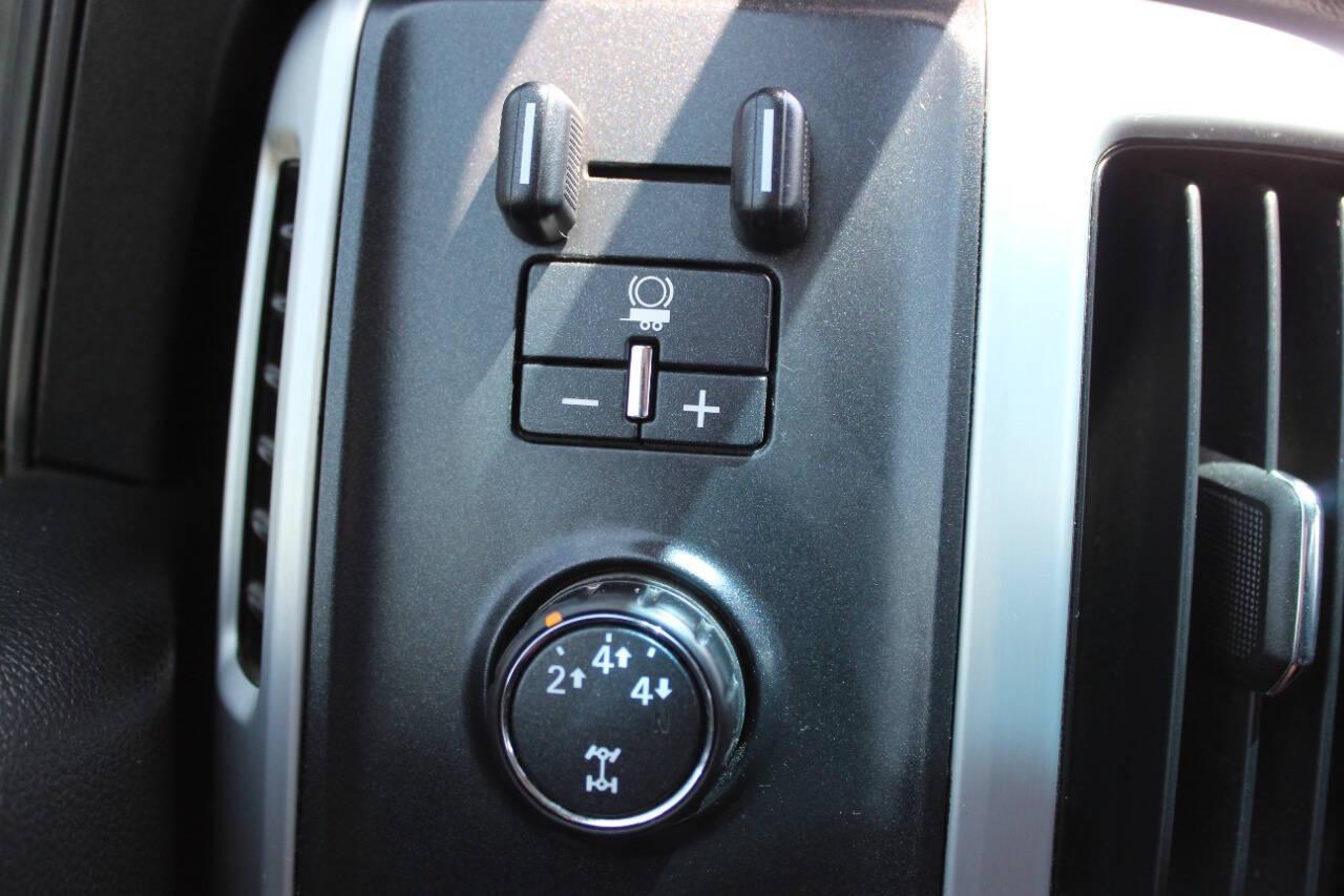 2016 Silver GMC Sierra 3500HD SLT Crew Cab 4WD (1GT12TEG9GF) with an 6.0L V8 OHV 16V FFV engine, 6A transmission, located at 4301 NW 39th , Oklahoma City, OK, 73112, (405) 949-5600, 35.512135, -97.598671 - NO DRIVERS LICENCE -NO FULL COVERAGE INSURANCE - NO CREDIT CHECK. COME ON OVER TO SUPERSPORTS, TAKE A LOOK AND TEST DRIVE. PLEASE GIVE US A CALL AT (405) 949-5600. NO LICENCIA DE CONDUCIR - NO SEGURO DE COBERTURA TOTAL - NO VERIFICACION DE CREDITO. VISITENOS EN SUPERSPORTS, MIRE NUESTRO - Photo#22