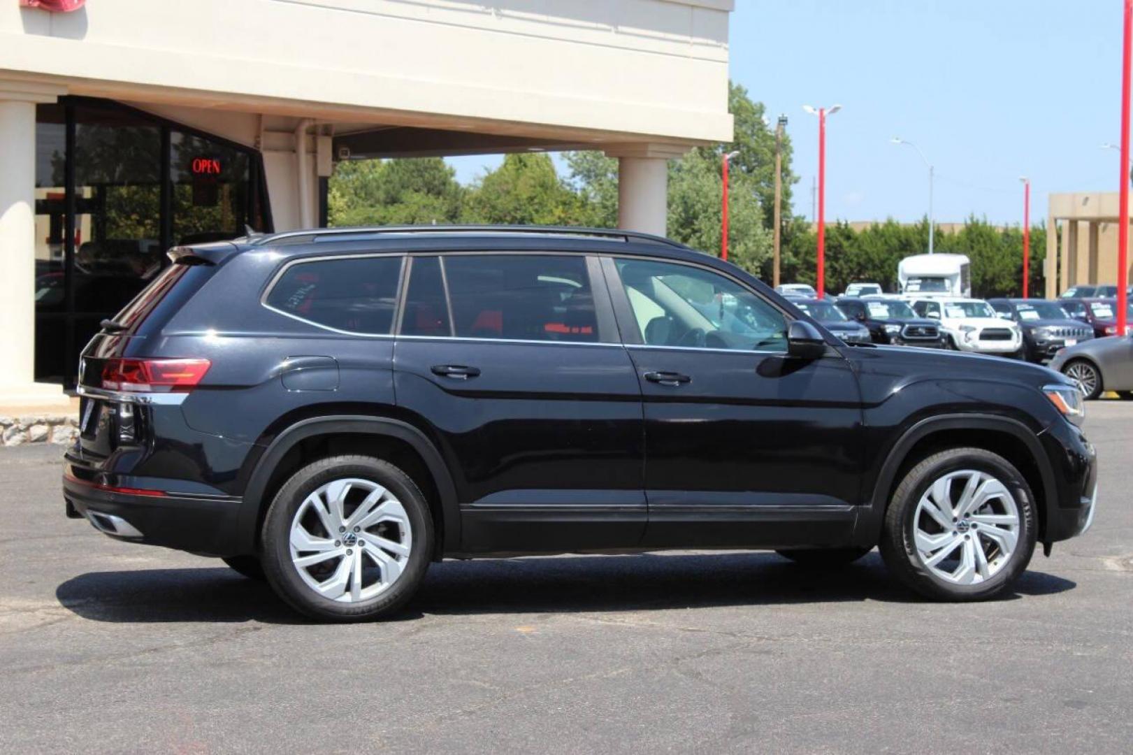 2021 Black Volkswagen Atlas V6 SE w/Technology 4MOTION (1V2KR2CA9MC) with an 3.6L V6 DOHC 24V engine, 8A transmission, located at 4301 NW 39th , Oklahoma City, OK, 73112, (405) 949-5600, 35.512135, -97.598671 - NO DRIVERS LICENCE -NO FULL COVERAGE INSURANCE - NO CREDIT CHECK. COME ON OVER TO SUPERSPORTS, TAKE A LOOK AND TEST DRIVE. PLEASE GIVE US A CALL AT (405) 949-5600. NO LICENCIA DE CONDUCIR - NO SEGURO DE COBERTURA TOTAL - NO VERIFICACION DE CREDITO. VISITENOS EN SUPERSPORTS, MIRE NUESTRO - Photo#2