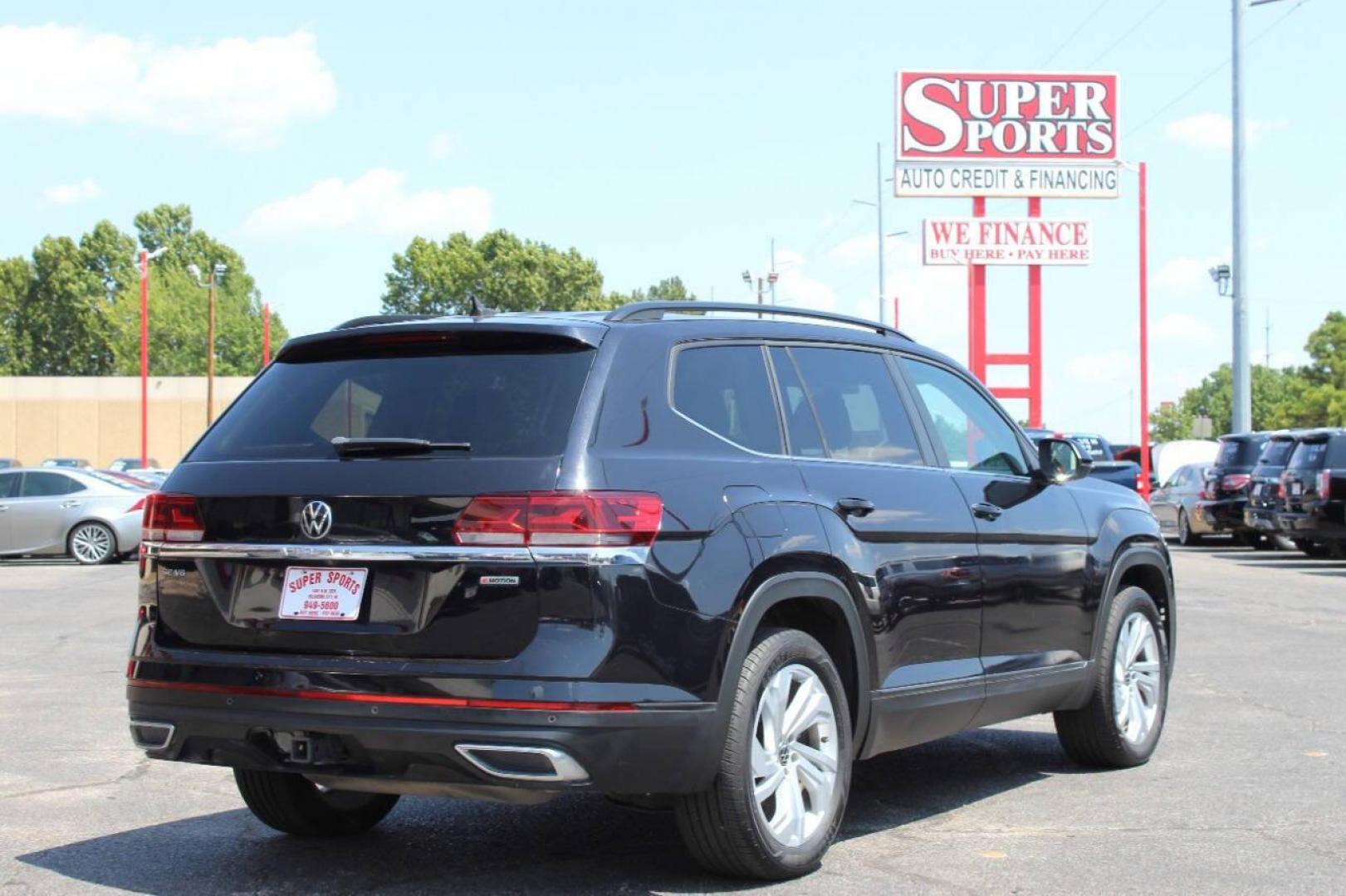 2021 Black Volkswagen Atlas V6 SE w/Technology 4MOTION (1V2KR2CA9MC) with an 3.6L V6 DOHC 24V engine, 8A transmission, located at 4301 NW 39th , Oklahoma City, OK, 73112, (405) 949-5600, 35.512135, -97.598671 - NO DRIVERS LICENCE -NO FULL COVERAGE INSURANCE - NO CREDIT CHECK. COME ON OVER TO SUPERSPORTS, TAKE A LOOK AND TEST DRIVE. PLEASE GIVE US A CALL AT (405) 949-5600. NO LICENCIA DE CONDUCIR - NO SEGURO DE COBERTURA TOTAL - NO VERIFICACION DE CREDITO. VISITENOS EN SUPERSPORTS, MIRE NUESTRO - Photo#3
