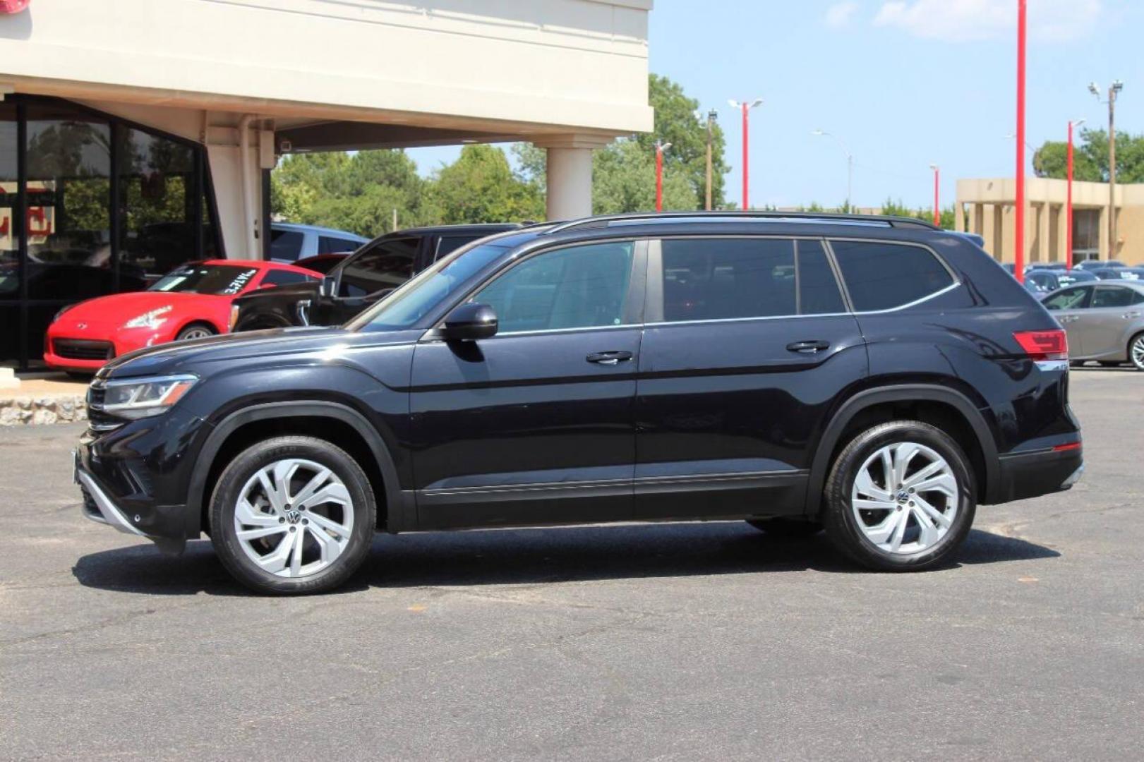 2021 Black Volkswagen Atlas V6 SE w/Technology 4MOTION (1V2KR2CA9MC) with an 3.6L V6 DOHC 24V engine, 8A transmission, located at 4301 NW 39th , Oklahoma City, OK, 73112, (405) 949-5600, 35.512135, -97.598671 - NO DRIVERS LICENCE -NO FULL COVERAGE INSURANCE - NO CREDIT CHECK. COME ON OVER TO SUPERSPORTS, TAKE A LOOK AND TEST DRIVE. PLEASE GIVE US A CALL AT (405) 949-5600. NO LICENCIA DE CONDUCIR - NO SEGURO DE COBERTURA TOTAL - NO VERIFICACION DE CREDITO. VISITENOS EN SUPERSPORTS, MIRE NUESTRO - Photo#5