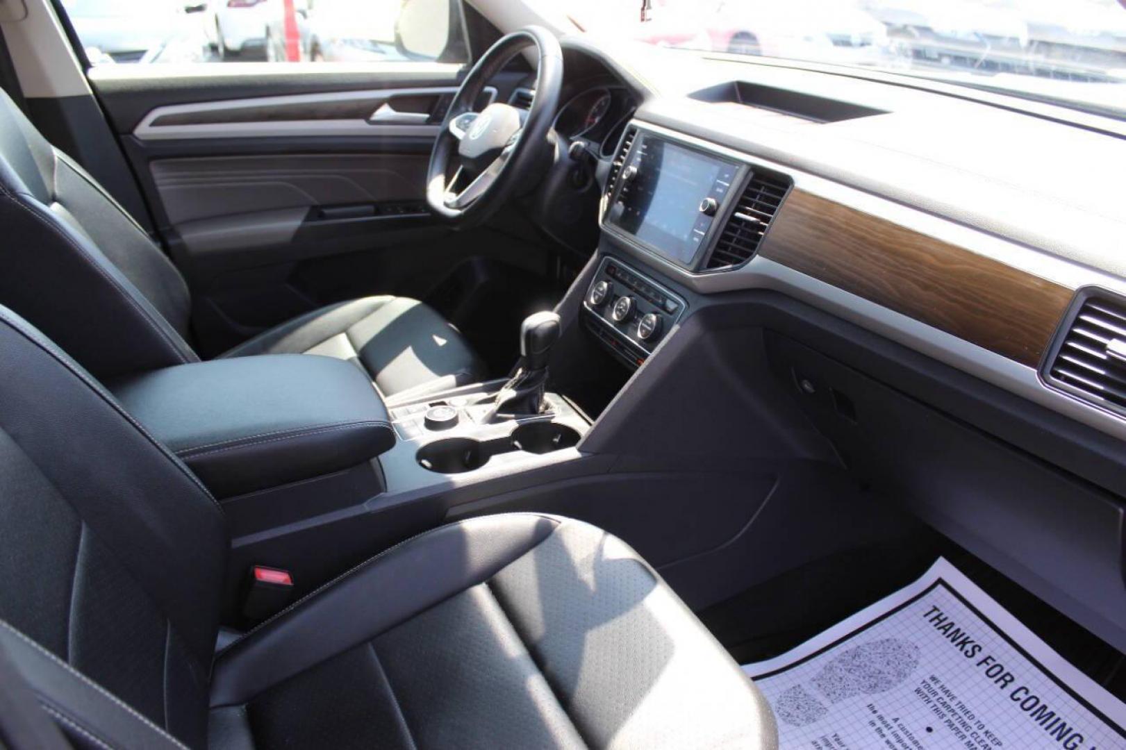 2021 Black Volkswagen Atlas V6 SE w/Technology 4MOTION (1V2KR2CA9MC) with an 3.6L V6 DOHC 24V engine, 8A transmission, located at 4301 NW 39th , Oklahoma City, OK, 73112, (405) 949-5600, 35.512135, -97.598671 - NO DRIVERS LICENCE -NO FULL COVERAGE INSURANCE - NO CREDIT CHECK. COME ON OVER TO SUPERSPORTS, TAKE A LOOK AND TEST DRIVE. PLEASE GIVE US A CALL AT (405) 949-5600. NO LICENCIA DE CONDUCIR - NO SEGURO DE COBERTURA TOTAL - NO VERIFICACION DE CREDITO. VISITENOS EN SUPERSPORTS, MIRE NUESTRO - Photo#7