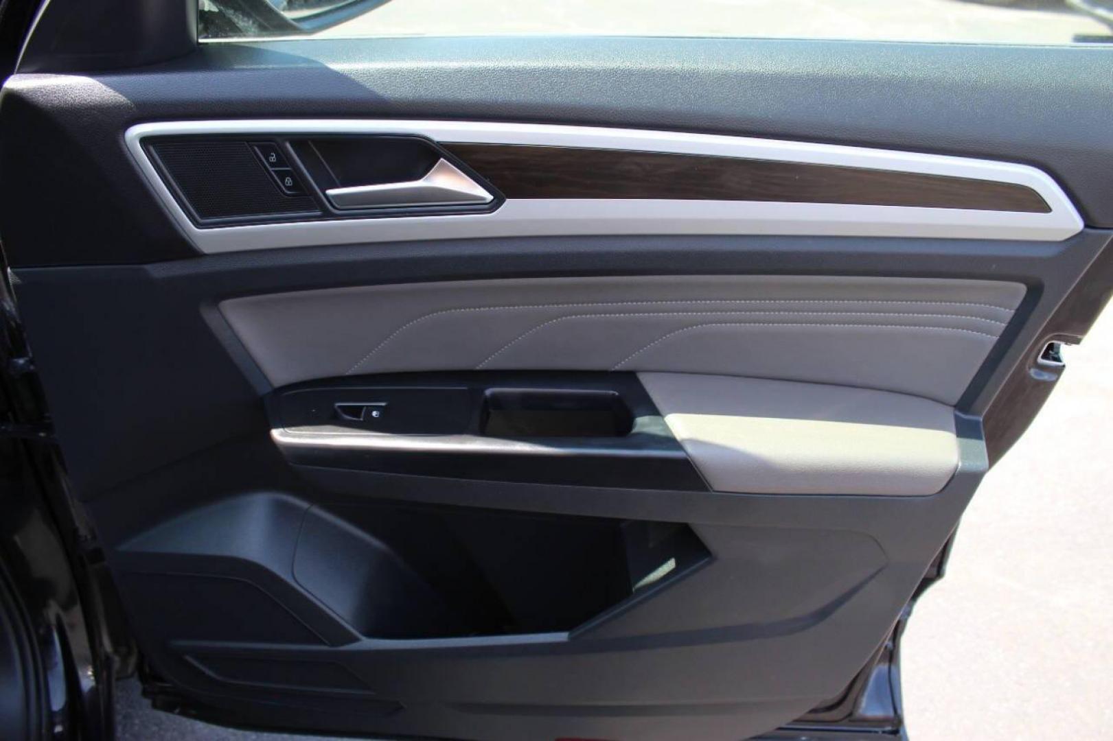 2021 Black Volkswagen Atlas V6 SE w/Technology 4MOTION (1V2KR2CA9MC) with an 3.6L V6 DOHC 24V engine, 8A transmission, located at 4301 NW 39th , Oklahoma City, OK, 73112, (405) 949-5600, 35.512135, -97.598671 - NO DRIVERS LICENCE -NO FULL COVERAGE INSURANCE - NO CREDIT CHECK. COME ON OVER TO SUPERSPORTS, TAKE A LOOK AND TEST DRIVE. PLEASE GIVE US A CALL AT (405) 949-5600. NO LICENCIA DE CONDUCIR - NO SEGURO DE COBERTURA TOTAL - NO VERIFICACION DE CREDITO. VISITENOS EN SUPERSPORTS, MIRE NUESTRO - Photo#8