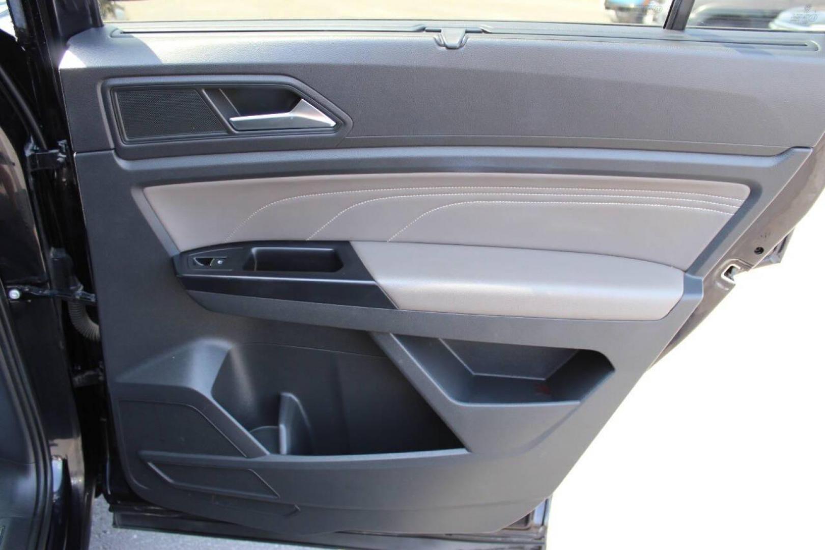 2021 Black Volkswagen Atlas V6 SE w/Technology 4MOTION (1V2KR2CA9MC) with an 3.6L V6 DOHC 24V engine, 8A transmission, located at 4301 NW 39th , Oklahoma City, OK, 73112, (405) 949-5600, 35.512135, -97.598671 - NO DRIVERS LICENCE -NO FULL COVERAGE INSURANCE - NO CREDIT CHECK. COME ON OVER TO SUPERSPORTS, TAKE A LOOK AND TEST DRIVE. PLEASE GIVE US A CALL AT (405) 949-5600. NO LICENCIA DE CONDUCIR - NO SEGURO DE COBERTURA TOTAL - NO VERIFICACION DE CREDITO. VISITENOS EN SUPERSPORTS, MIRE NUESTRO - Photo#10