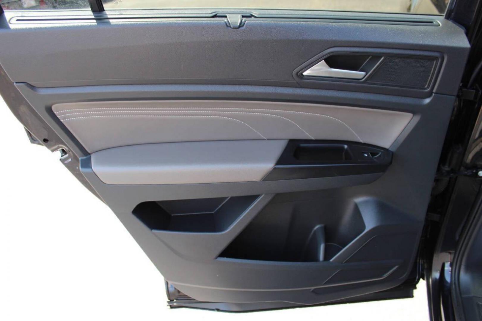 2021 Black Volkswagen Atlas V6 SE w/Technology 4MOTION (1V2KR2CA9MC) with an 3.6L V6 DOHC 24V engine, 8A transmission, located at 4301 NW 39th , Oklahoma City, OK, 73112, (405) 949-5600, 35.512135, -97.598671 - NO DRIVERS LICENCE -NO FULL COVERAGE INSURANCE - NO CREDIT CHECK. COME ON OVER TO SUPERSPORTS, TAKE A LOOK AND TEST DRIVE. PLEASE GIVE US A CALL AT (405) 949-5600. NO LICENCIA DE CONDUCIR - NO SEGURO DE COBERTURA TOTAL - NO VERIFICACION DE CREDITO. VISITENOS EN SUPERSPORTS, MIRE NUESTRO - Photo#16