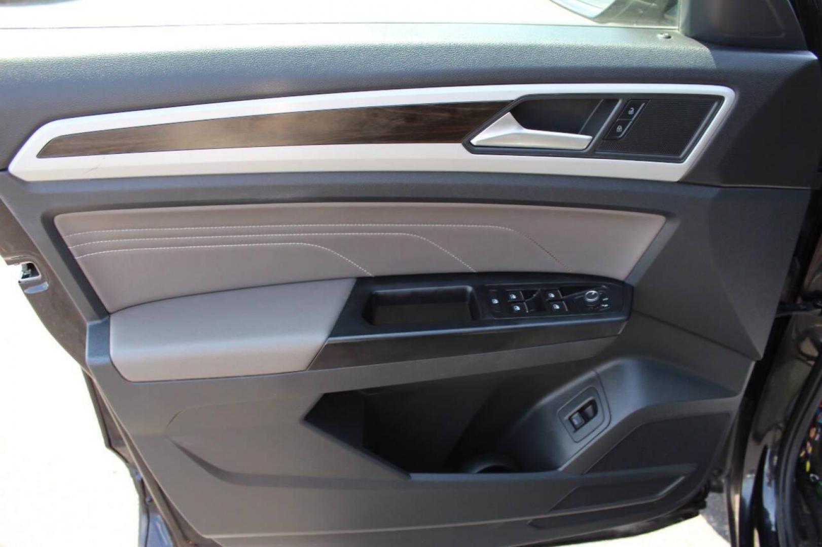 2021 Black Volkswagen Atlas V6 SE w/Technology 4MOTION (1V2KR2CA9MC) with an 3.6L V6 DOHC 24V engine, 8A transmission, located at 4301 NW 39th , Oklahoma City, OK, 73112, (405) 949-5600, 35.512135, -97.598671 - NO DRIVERS LICENCE -NO FULL COVERAGE INSURANCE - NO CREDIT CHECK. COME ON OVER TO SUPERSPORTS, TAKE A LOOK AND TEST DRIVE. PLEASE GIVE US A CALL AT (405) 949-5600. NO LICENCIA DE CONDUCIR - NO SEGURO DE COBERTURA TOTAL - NO VERIFICACION DE CREDITO. VISITENOS EN SUPERSPORTS, MIRE NUESTRO - Photo#18