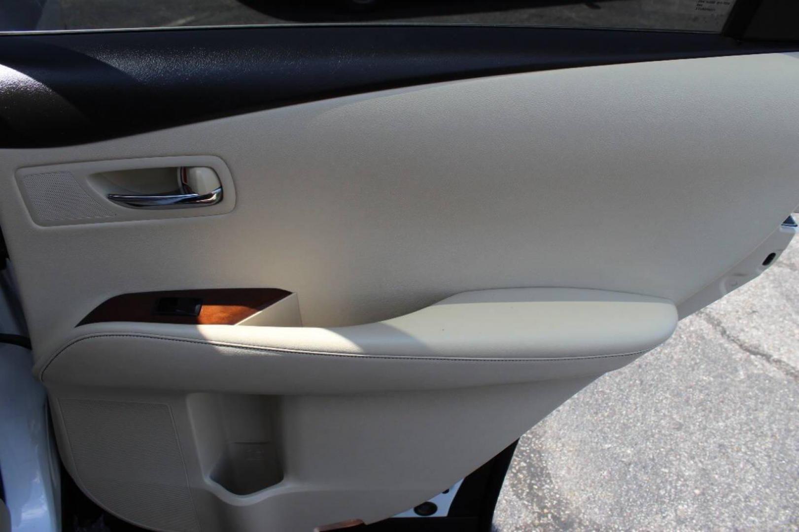 2013 White Lexus RX 350 FWD (2T2ZK1BA2DC) with an 3.5L V6 DOHC 24V engine, 5-Speed Automatic transmission, located at 4301 NW 39th , Oklahoma City, OK, 73112, (405) 949-5600, 35.512135, -97.598671 - NO DRIVERS LICENCE -NO FULL COVERAGE INSURANCE - NO CREDIT CHECK. COME ON OVER TO SUPERSPORTS, TAKE A LOOK AND TEST DRIVE. PLEASE GIVE US A CALL AT (405) 949-5600. NO LICENCIA DE CONDUCIR - NO SEGURO DE COBERTURA TOTAL - NO VERIFICACION DE CREDITO. VISITENOS EN SUPERSPORTS, MIRE NUESTRO - Photo#11
