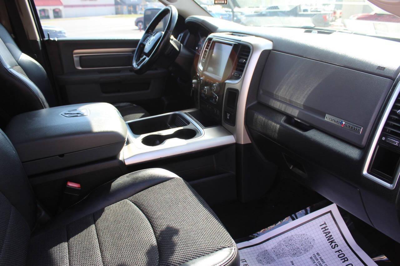 2017 Brown RAM 1500 SLT Crew Cab SWB 4WD (1C6RR7LT7HS) with an 5.7L V8 OHV 16V engine, 8A transmission, located at 4301 NW 39th , Oklahoma City, OK, 73112, (405) 949-5600, 35.512135, -97.598671 - NO DRIVERS LICENCE -NO FULL COVERAGE INSURANCE - NO CREDIT CHECK. COME ON OVER TO SUPERSPORTS, TAKE A LOOK AND TEST DRIVE. PLEASE GIVE US A CALL AT (405) 949-5600. NO LICENCIA DE CONDUCIR - NO SEGURO DE COBERTURA TOTAL - NO VERIFICACION DE CREDITO. VISITENOS EN SUPERSPORTS, MIRE NUESTRO - Photo#8