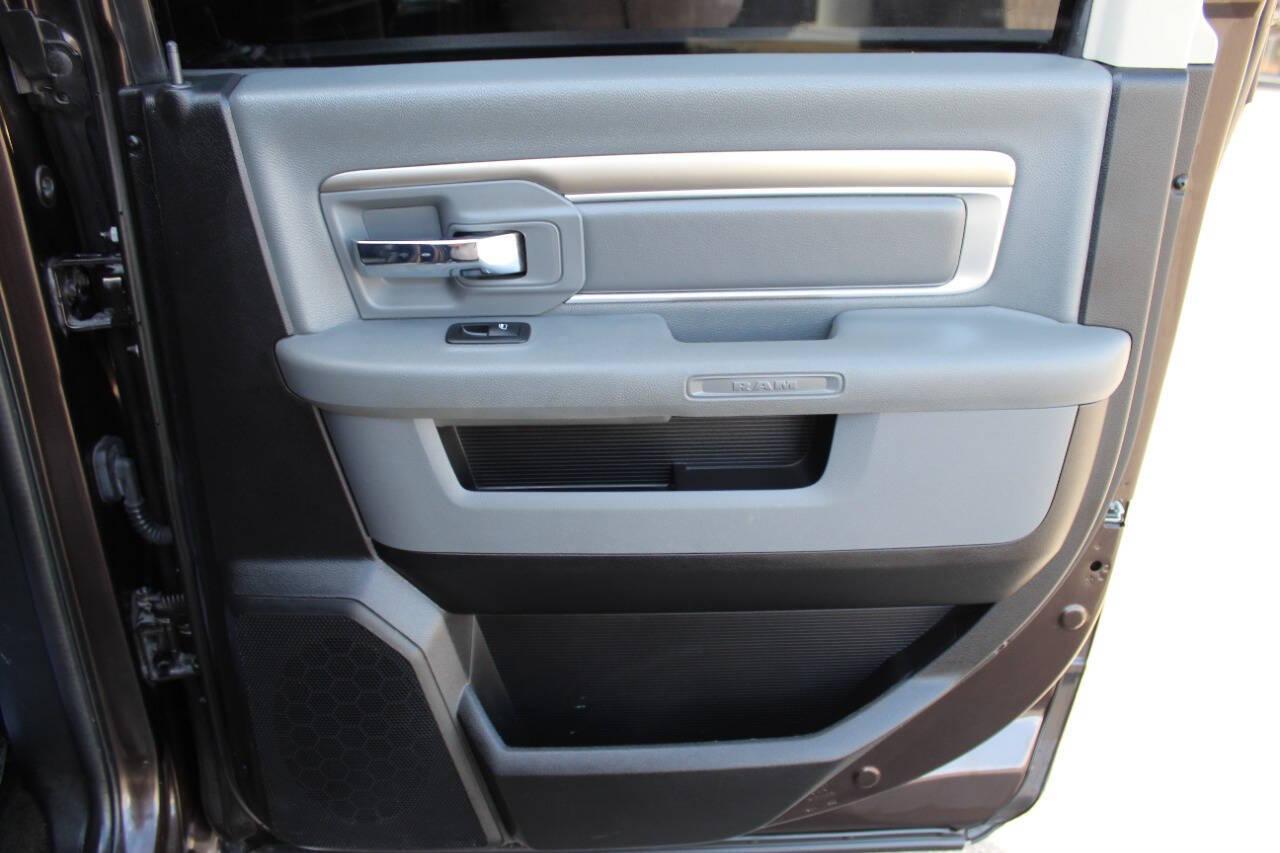 2017 Brown RAM 1500 SLT Crew Cab SWB 4WD (1C6RR7LT7HS) with an 5.7L V8 OHV 16V engine, 8A transmission, located at 4301 NW 39th , Oklahoma City, OK, 73112, (405) 949-5600, 35.512135, -97.598671 - NO DRIVERS LICENCE -NO FULL COVERAGE INSURANCE - NO CREDIT CHECK. COME ON OVER TO SUPERSPORTS, TAKE A LOOK AND TEST DRIVE. PLEASE GIVE US A CALL AT (405) 949-5600. NO LICENCIA DE CONDUCIR - NO SEGURO DE COBERTURA TOTAL - NO VERIFICACION DE CREDITO. VISITENOS EN SUPERSPORTS, MIRE NUESTRO - Photo#11