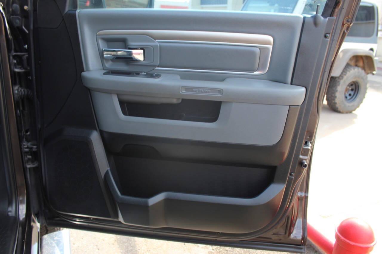 2017 Brown RAM 1500 SLT Crew Cab SWB 4WD (1C6RR7LT7HS) with an 5.7L V8 OHV 16V engine, 8A transmission, located at 4301 NW 39th , Oklahoma City, OK, 73112, (405) 949-5600, 35.512135, -97.598671 - NO DRIVERS LICENCE -NO FULL COVERAGE INSURANCE - NO CREDIT CHECK. COME ON OVER TO SUPERSPORTS, TAKE A LOOK AND TEST DRIVE. PLEASE GIVE US A CALL AT (405) 949-5600. NO LICENCIA DE CONDUCIR - NO SEGURO DE COBERTURA TOTAL - NO VERIFICACION DE CREDITO. VISITENOS EN SUPERSPORTS, MIRE NUESTRO - Photo#9