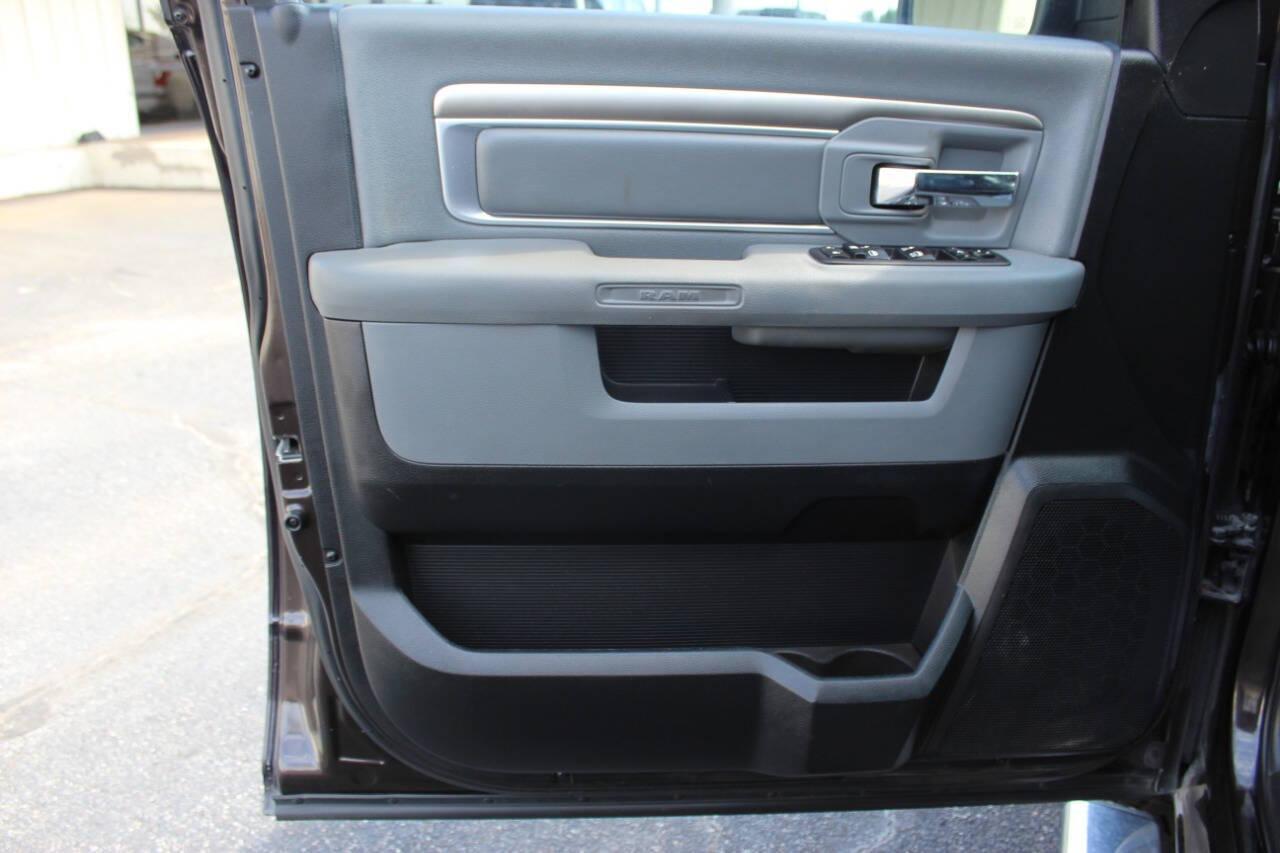 2017 Brown RAM 1500 SLT Crew Cab SWB 4WD (1C6RR7LT7HS) with an 5.7L V8 OHV 16V engine, 8A transmission, located at 4301 NW 39th , Oklahoma City, OK, 73112, (405) 949-5600, 35.512135, -97.598671 - NO DRIVERS LICENCE -NO FULL COVERAGE INSURANCE - NO CREDIT CHECK. COME ON OVER TO SUPERSPORTS, TAKE A LOOK AND TEST DRIVE. PLEASE GIVE US A CALL AT (405) 949-5600. NO LICENCIA DE CONDUCIR - NO SEGURO DE COBERTURA TOTAL - NO VERIFICACION DE CREDITO. VISITENOS EN SUPERSPORTS, MIRE NUESTRO - Photo#15