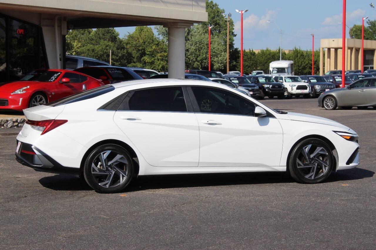 2024 White Hyundai Elantra SEL (KMHLS4DG8RU) with an 2.0L L4 DOHC 16V engine, 6A transmission, located at 4301 NW 39th , Oklahoma City, OK, 73112, (405) 949-5600, 35.512135, -97.598671 - NO DRIVERS LICENCE -NO FULL COVERAGE INSURANCE - NO CREDIT CHECK. COME ON OVER TO SUPERSPORTS, TAKE A LOOK AND TEST DRIVE. PLEASE GIVE US A CALL AT (405) 949-5600. NO LICENCIA DE CONDUCIR - NO SEGURO DE COBERTURA TOTAL - NO VERIFICACION DE CREDITO. VISITENOS EN SUPERSPORTS, MIRE NUESTRO - Photo#2
