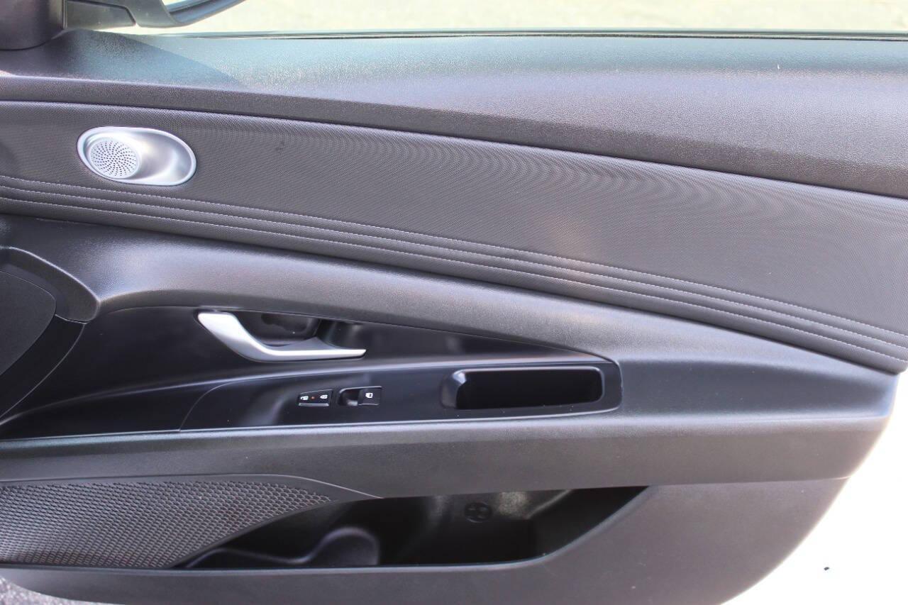 2024 White Hyundai Elantra SEL (KMHLS4DG8RU) with an 2.0L L4 DOHC 16V engine, 6A transmission, located at 4301 NW 39th , Oklahoma City, OK, 73112, (405) 949-5600, 35.512135, -97.598671 - NO DRIVERS LICENCE -NO FULL COVERAGE INSURANCE - NO CREDIT CHECK. COME ON OVER TO SUPERSPORTS, TAKE A LOOK AND TEST DRIVE. PLEASE GIVE US A CALL AT (405) 949-5600. NO LICENCIA DE CONDUCIR - NO SEGURO DE COBERTURA TOTAL - NO VERIFICACION DE CREDITO. VISITENOS EN SUPERSPORTS, MIRE NUESTRO - Photo#9