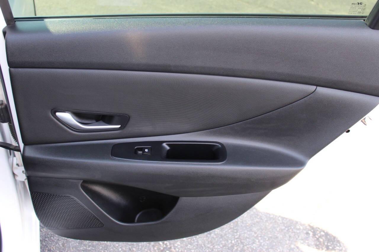 2024 White Hyundai Elantra SEL (KMHLS4DG8RU) with an 2.0L L4 DOHC 16V engine, 6A transmission, located at 4301 NW 39th , Oklahoma City, OK, 73112, (405) 949-5600, 35.512135, -97.598671 - NO DRIVERS LICENCE -NO FULL COVERAGE INSURANCE - NO CREDIT CHECK. COME ON OVER TO SUPERSPORTS, TAKE A LOOK AND TEST DRIVE. PLEASE GIVE US A CALL AT (405) 949-5600. NO LICENCIA DE CONDUCIR - NO SEGURO DE COBERTURA TOTAL - NO VERIFICACION DE CREDITO. VISITENOS EN SUPERSPORTS, MIRE NUESTRO - Photo#11