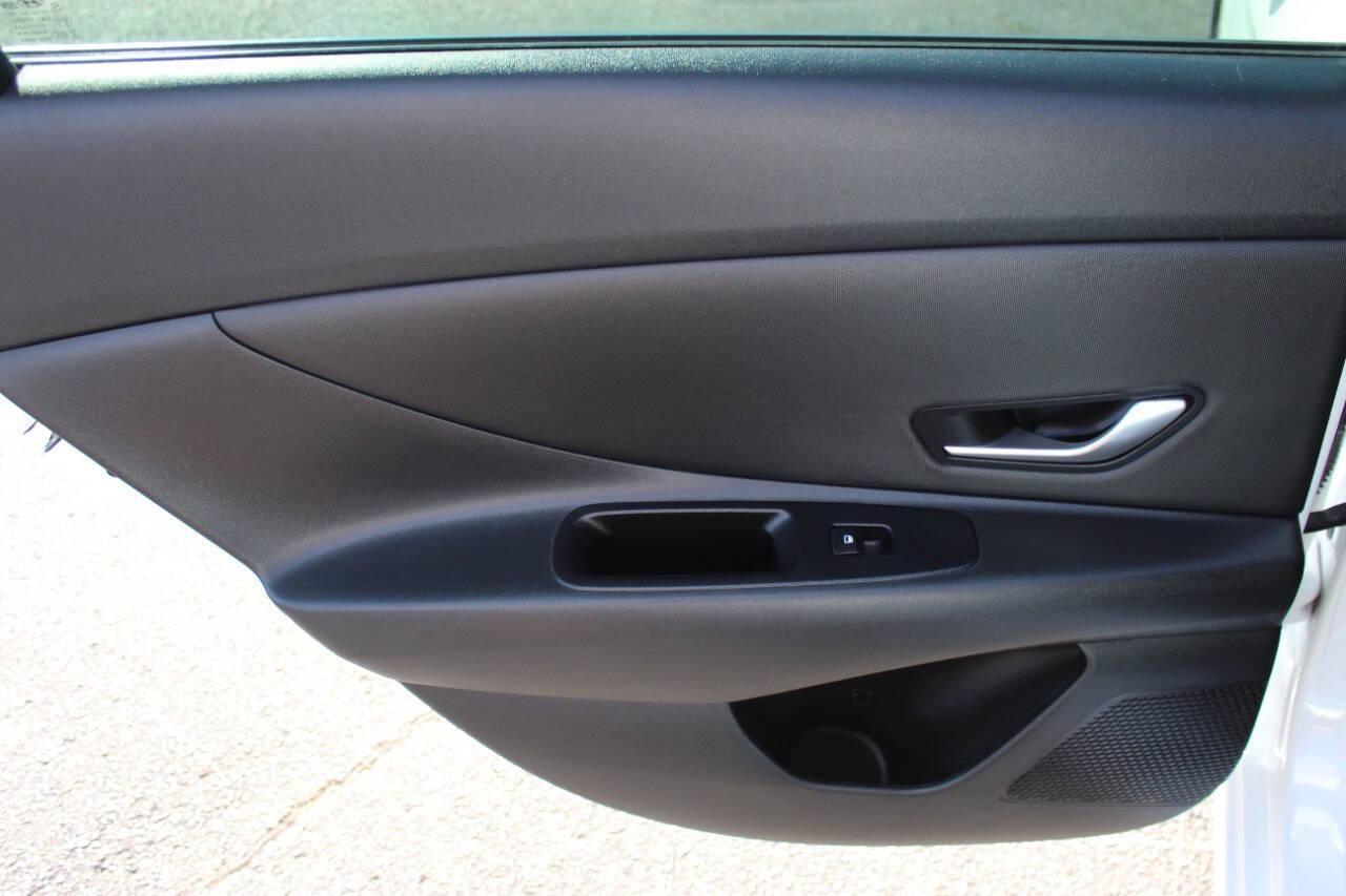 2024 White Hyundai Elantra SEL (KMHLS4DG8RU) with an 2.0L L4 DOHC 16V engine, 6A transmission, located at 4301 NW 39th , Oklahoma City, OK, 73112, (405) 949-5600, 35.512135, -97.598671 - NO DRIVERS LICENCE -NO FULL COVERAGE INSURANCE - NO CREDIT CHECK. COME ON OVER TO SUPERSPORTS, TAKE A LOOK AND TEST DRIVE. PLEASE GIVE US A CALL AT (405) 949-5600. NO LICENCIA DE CONDUCIR - NO SEGURO DE COBERTURA TOTAL - NO VERIFICACION DE CREDITO. VISITENOS EN SUPERSPORTS, MIRE NUESTRO - Photo#14