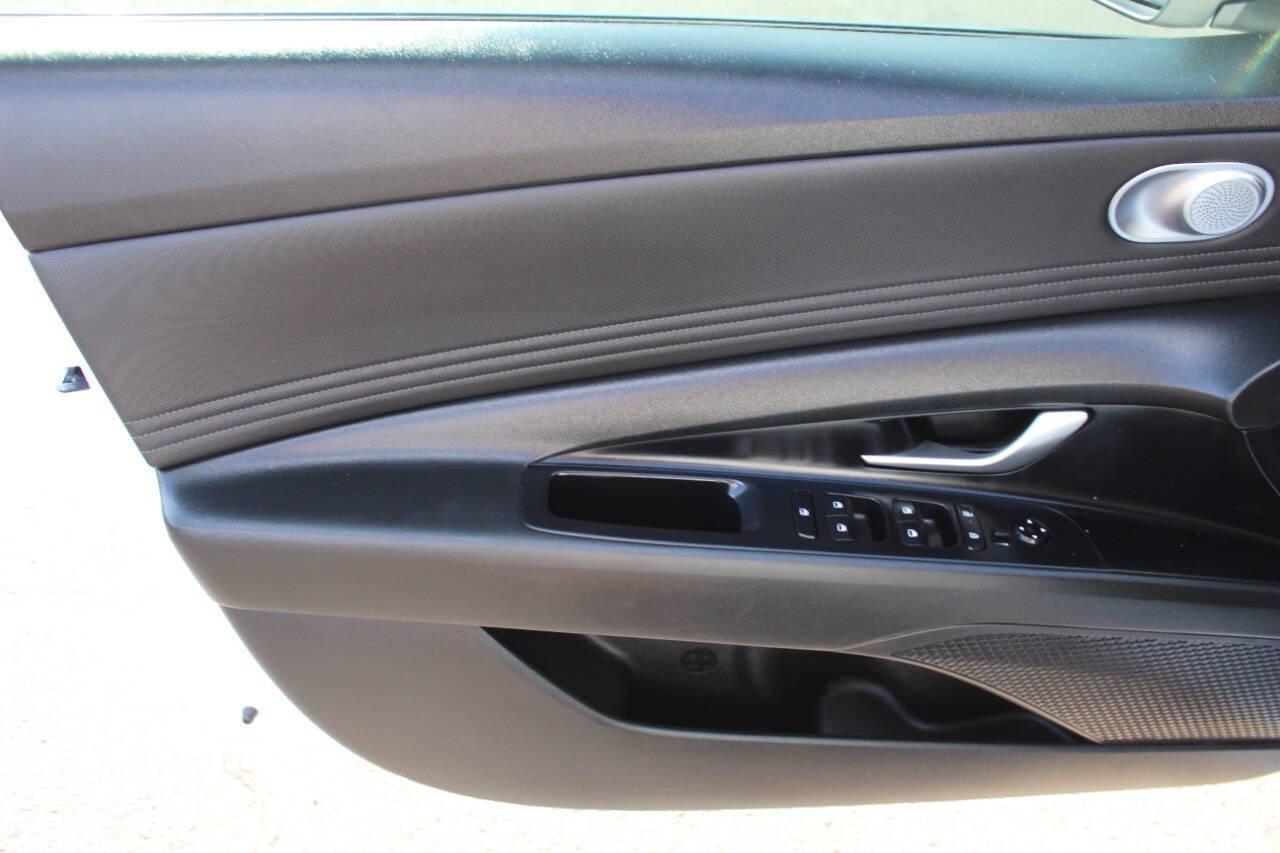 2024 White Hyundai Elantra SEL (KMHLS4DG8RU) with an 2.0L L4 DOHC 16V engine, 6A transmission, located at 4301 NW 39th , Oklahoma City, OK, 73112, (405) 949-5600, 35.512135, -97.598671 - NO DRIVERS LICENCE -NO FULL COVERAGE INSURANCE - NO CREDIT CHECK. COME ON OVER TO SUPERSPORTS, TAKE A LOOK AND TEST DRIVE. PLEASE GIVE US A CALL AT (405) 949-5600. NO LICENCIA DE CONDUCIR - NO SEGURO DE COBERTURA TOTAL - NO VERIFICACION DE CREDITO. VISITENOS EN SUPERSPORTS, MIRE NUESTRO - Photo#16