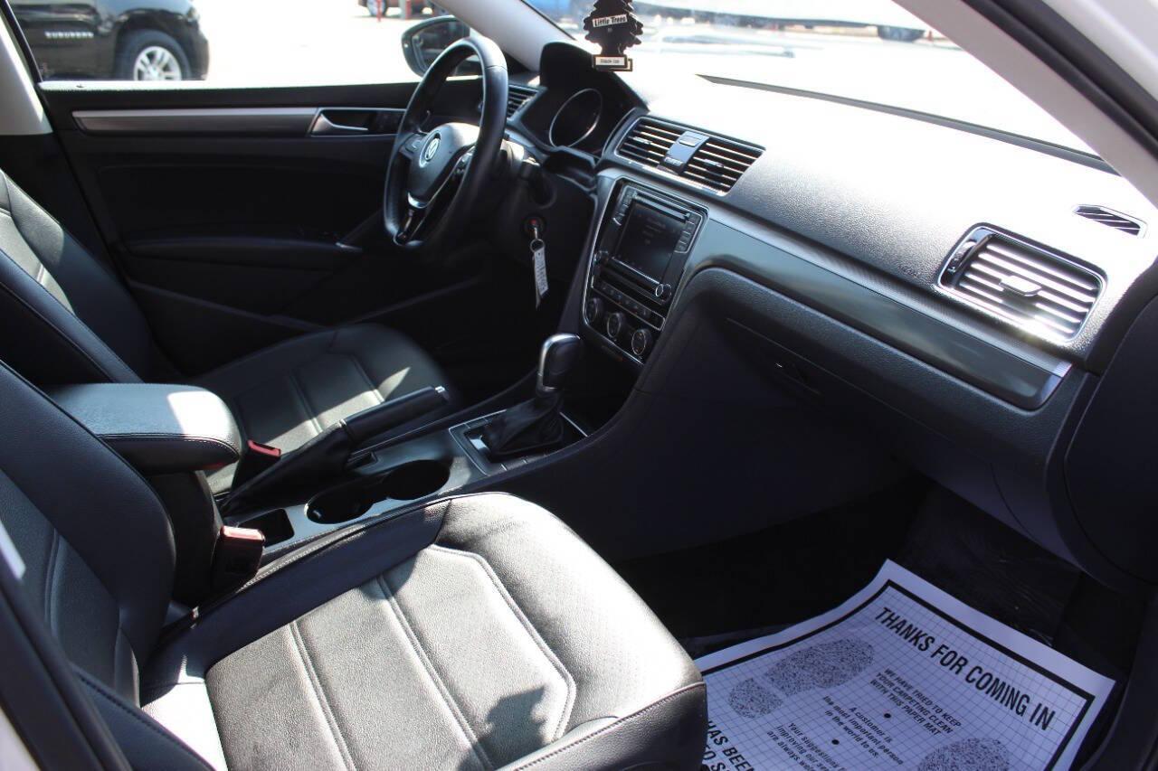 2018 White Volkswagen Passat R-Line (1VWAA7A37JC) with an 2.0L L4 DOHC 16V engine, 6A transmission, located at 4301 NW 39th , Oklahoma City, OK, 73112, (405) 949-5600, 35.512135, -97.598671 - NO DRIVERS LICENCE -NO FULL COVERAGE INSURANCE - NO CREDIT CHECK. COME ON OVER TO SUPERSPORTS, TAKE A LOOK AND TEST DRIVE. PLEASE GIVE US A CALL AT (405) 949-5600. NO LICENCIA DE CONDUCIR - NO SEGURO DE COBERTURA TOTAL - NO VERIFICACION DE CREDITO. VISITENOS EN SUPERSPORTS, MIRE NUESTRO - Photo#8