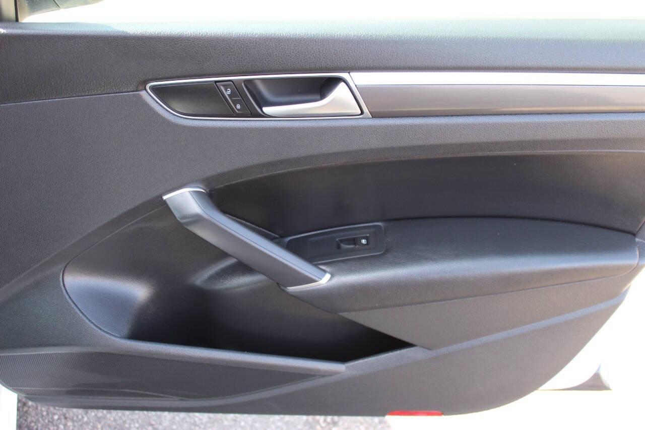 2018 White Volkswagen Passat R-Line (1VWAA7A37JC) with an 2.0L L4 DOHC 16V engine, 6A transmission, located at 4301 NW 39th , Oklahoma City, OK, 73112, (405) 949-5600, 35.512135, -97.598671 - NO DRIVERS LICENCE -NO FULL COVERAGE INSURANCE - NO CREDIT CHECK. COME ON OVER TO SUPERSPORTS, TAKE A LOOK AND TEST DRIVE. PLEASE GIVE US A CALL AT (405) 949-5600. NO LICENCIA DE CONDUCIR - NO SEGURO DE COBERTURA TOTAL - NO VERIFICACION DE CREDITO. VISITENOS EN SUPERSPORTS, MIRE NUESTRO - Photo#9