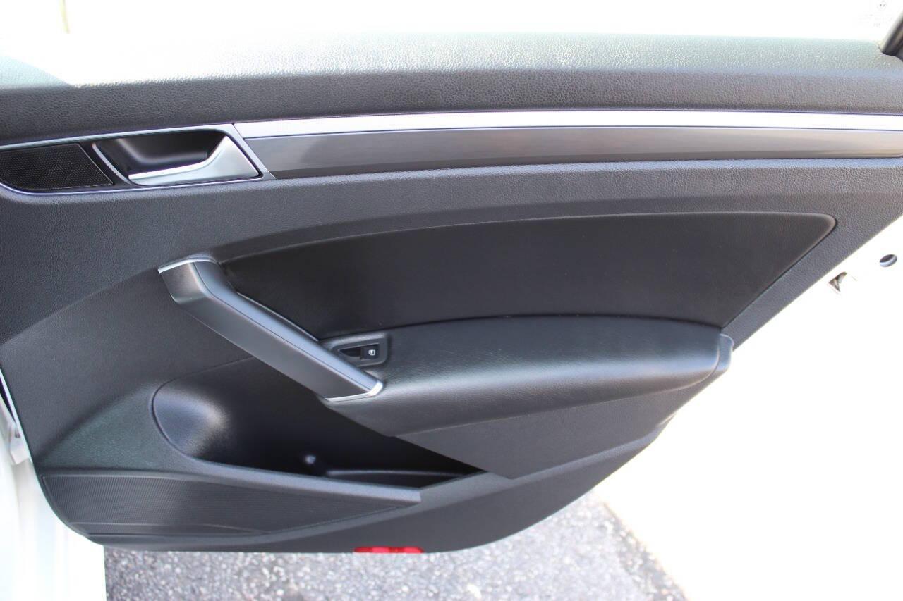 2018 White Volkswagen Passat R-Line (1VWAA7A37JC) with an 2.0L L4 DOHC 16V engine, 6A transmission, located at 4301 NW 39th , Oklahoma City, OK, 73112, (405) 949-5600, 35.512135, -97.598671 - NO DRIVERS LICENCE -NO FULL COVERAGE INSURANCE - NO CREDIT CHECK. COME ON OVER TO SUPERSPORTS, TAKE A LOOK AND TEST DRIVE. PLEASE GIVE US A CALL AT (405) 949-5600. NO LICENCIA DE CONDUCIR - NO SEGURO DE COBERTURA TOTAL - NO VERIFICACION DE CREDITO. VISITENOS EN SUPERSPORTS, MIRE NUESTRO - Photo#11