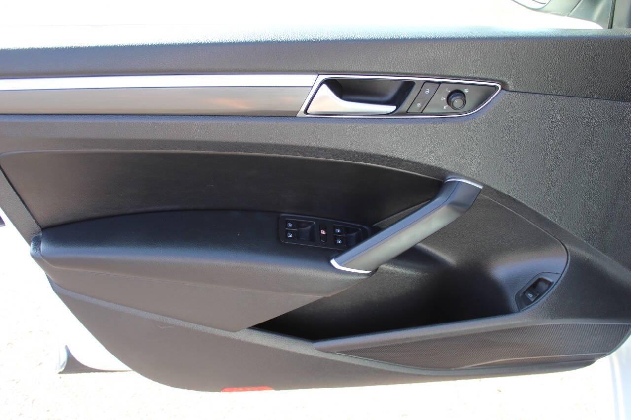 2018 White Volkswagen Passat R-Line (1VWAA7A37JC) with an 2.0L L4 DOHC 16V engine, 6A transmission, located at 4301 NW 39th , Oklahoma City, OK, 73112, (405) 949-5600, 35.512135, -97.598671 - NO DRIVERS LICENCE -NO FULL COVERAGE INSURANCE - NO CREDIT CHECK. COME ON OVER TO SUPERSPORTS, TAKE A LOOK AND TEST DRIVE. PLEASE GIVE US A CALL AT (405) 949-5600. NO LICENCIA DE CONDUCIR - NO SEGURO DE COBERTURA TOTAL - NO VERIFICACION DE CREDITO. VISITENOS EN SUPERSPORTS, MIRE NUESTRO - Photo#16