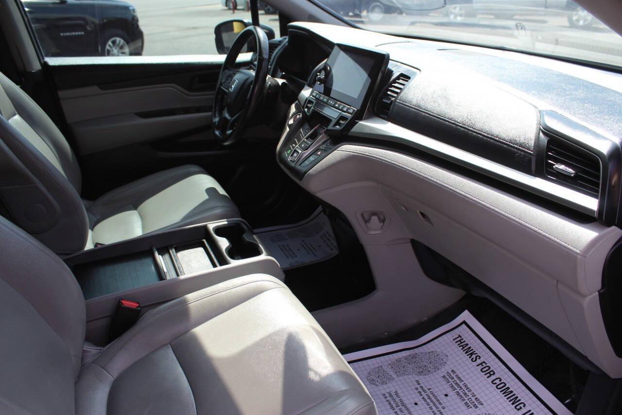 2018 Gray Honda Odyssey EXR (5FNRL6H72JB) with an 3.5L V6 SOHC 24V engine, 6A transmission, located at 4301 NW 39th , Oklahoma City, OK, 73112, (405) 949-5600, 35.512135, -97.598671 - NO DRIVERS LICENCE -NO FULL COVERAGE INSURANCE - NO CREDIT CHECK. COME ON OVER TO SUPERSPORTS, TAKE A LOOK AND TEST DRIVE. PLEASE GIVE US A CALL AT (405) 949-5600. NO LICENCIA DE CONDUCIR - NO SEGURO DE COBERTURA TOTAL - NO VERIFICACION DE CREDITO. VISITENOS EN SUPERSPORTS, MIRE NUESTRO - Photo#8